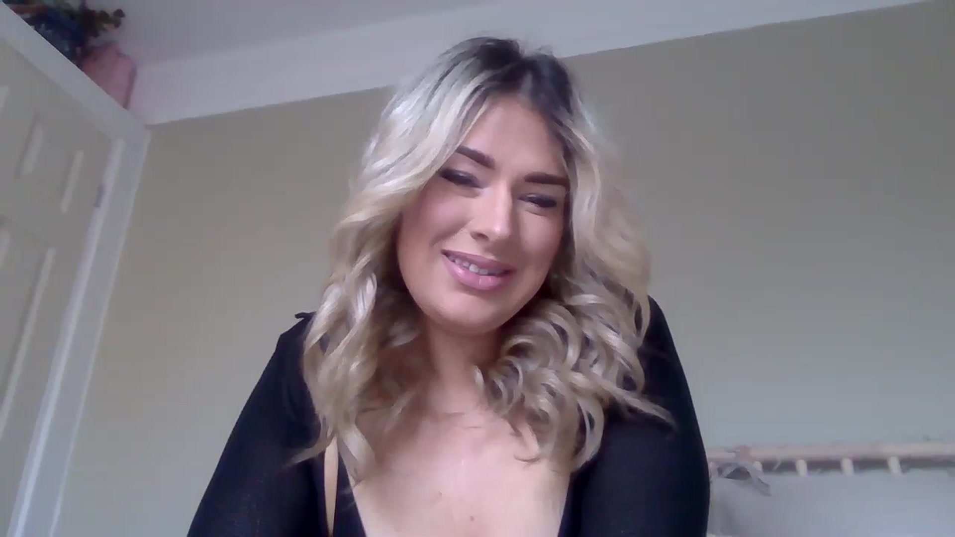 Gallery image thumbnail from Roxy_Reveals's myfreecams stream on, 03/27/2025, 12:20 image 8 of 20