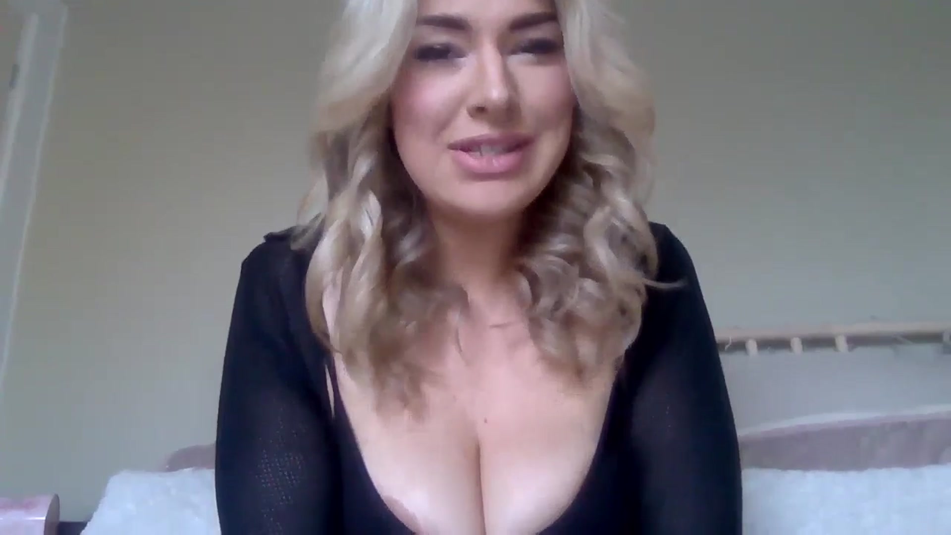 Gallery image thumbnail from Roxy_Reveals's myfreecams stream on, 03/27/2025, 12:20 image 11 of 20