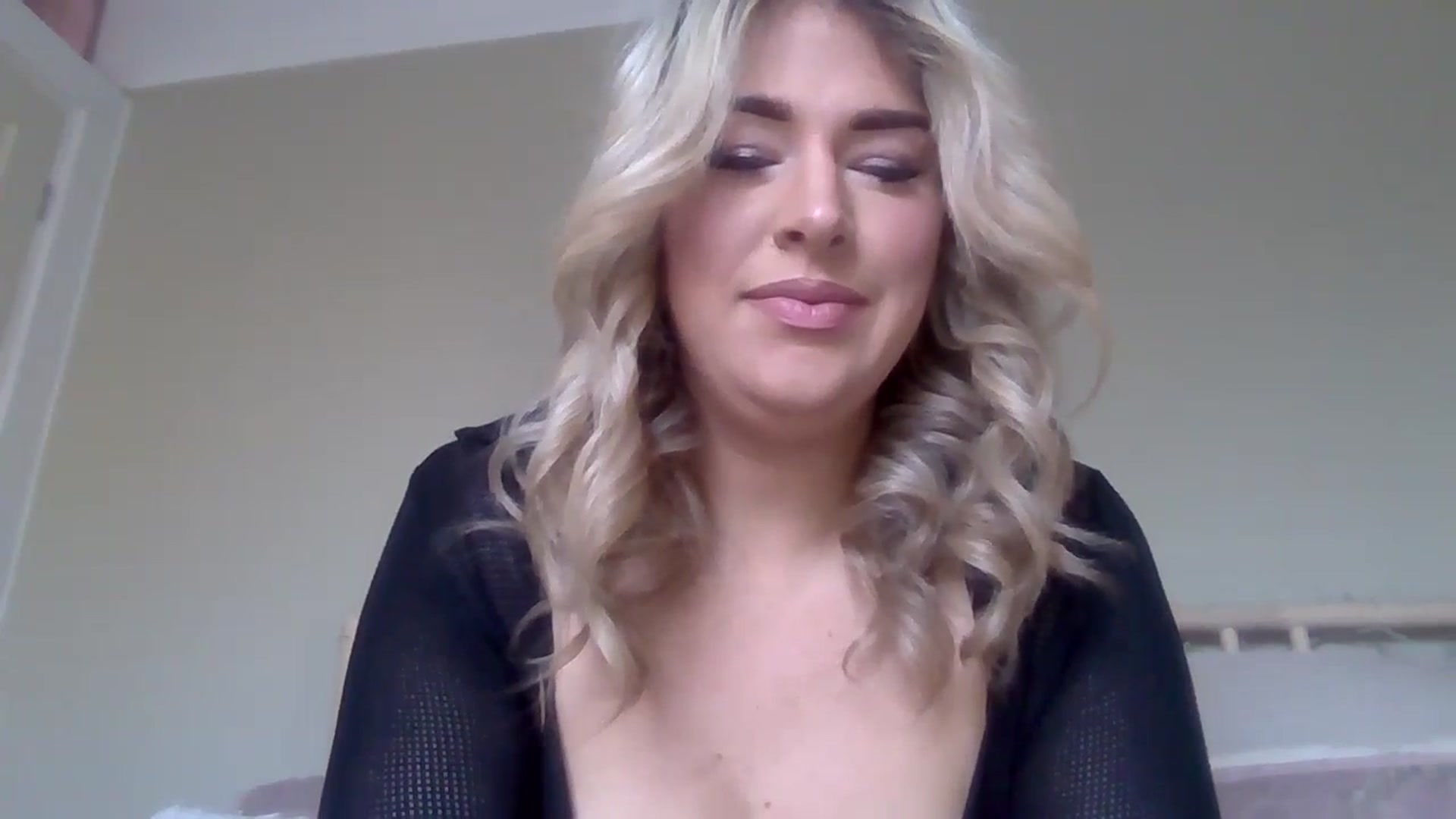 Gallery image thumbnail from Roxy_Reveals's myfreecams stream on, 03/27/2025, 12:20 image 6 of 20