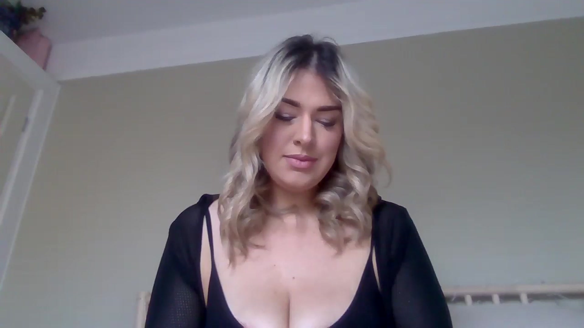 Gallery image thumbnail from Roxy_Reveals's myfreecams stream on, 03/27/2025, 12:20 image 4 of 20