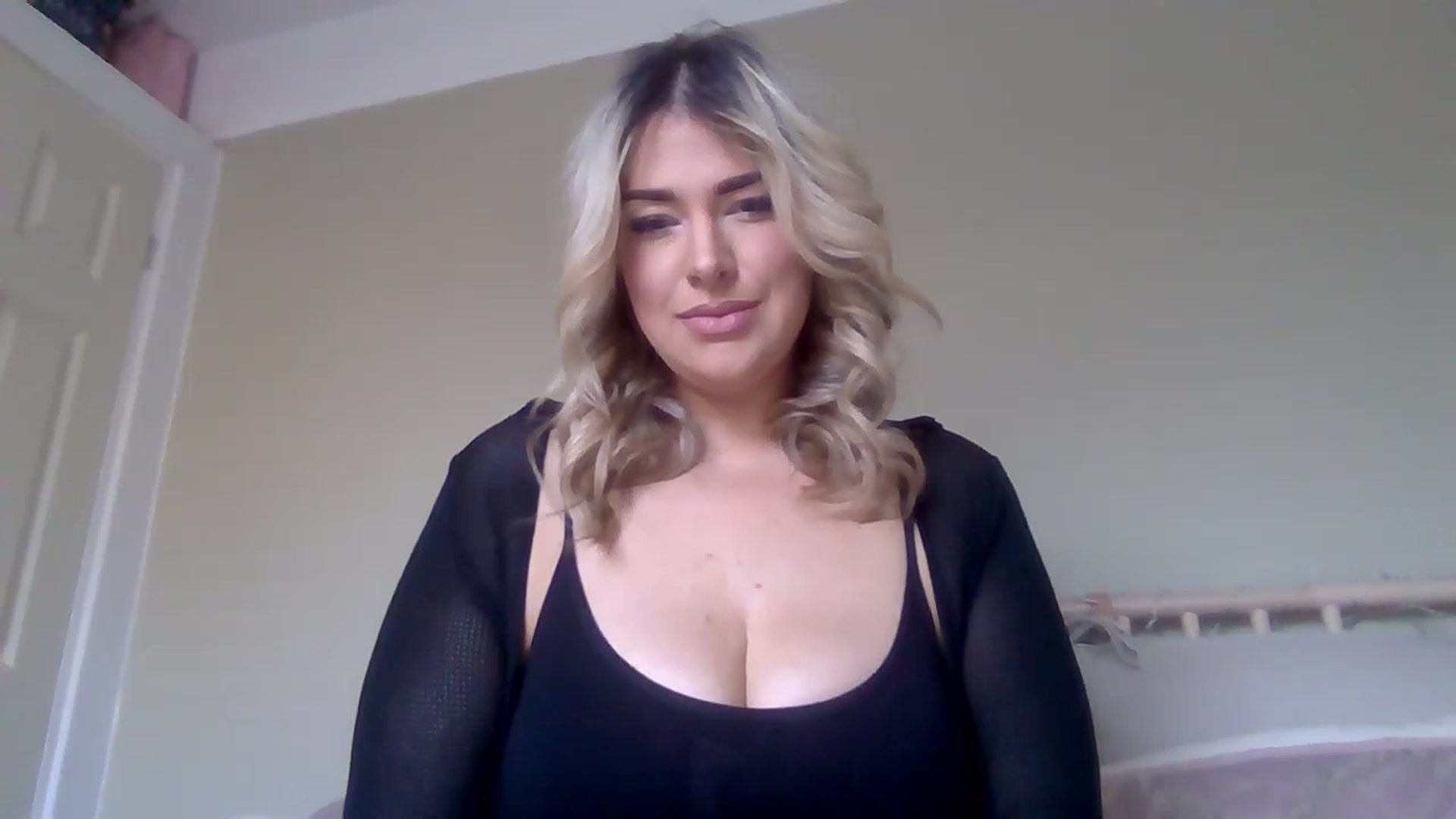 Gallery image thumbnail from Roxy_Reveals's myfreecams stream on, 03/27/2025, 12:55 image 4 of 20