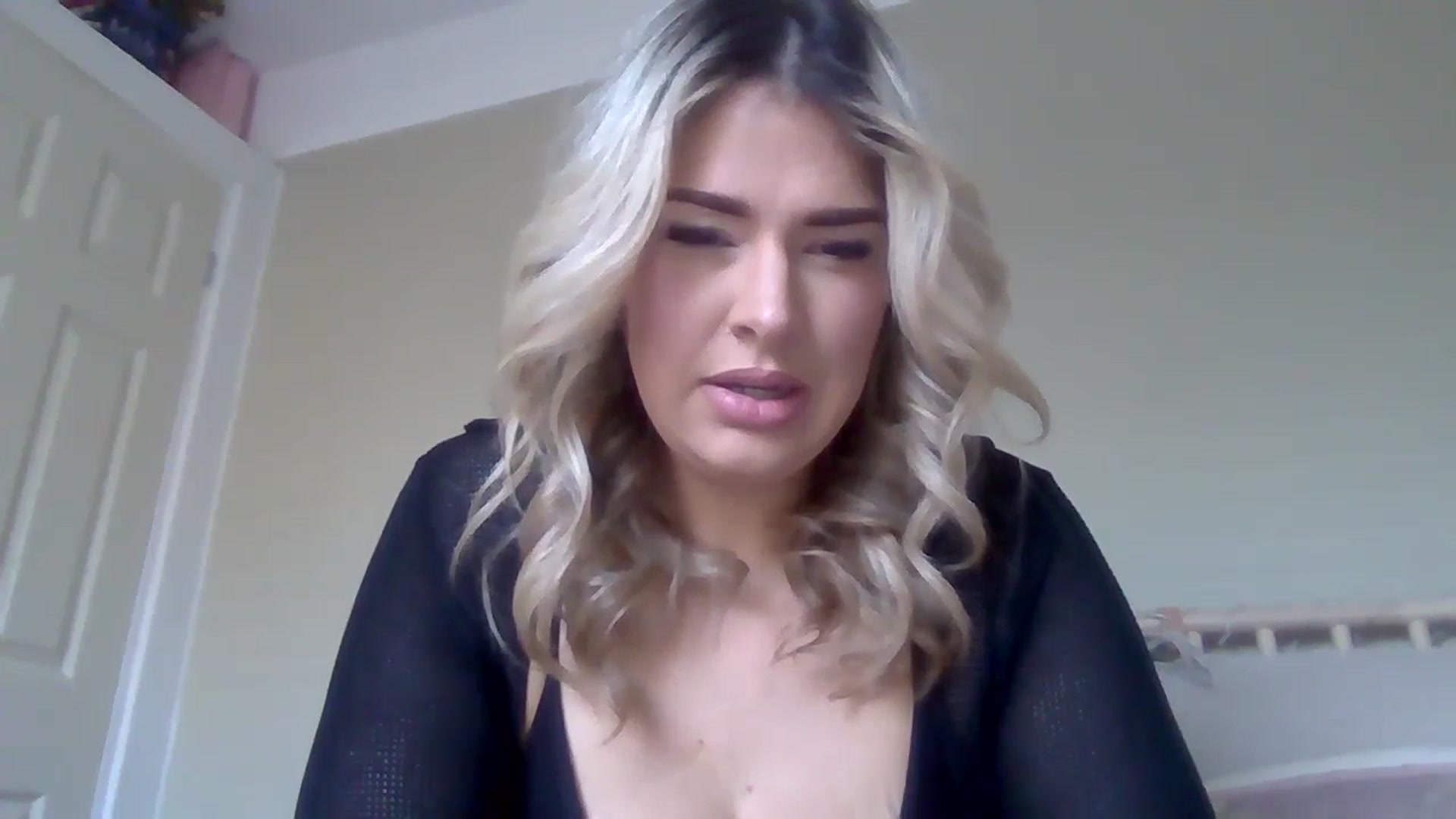 Gallery image thumbnail from Roxy_Reveals's myfreecams stream on, 03/27/2025, 12:55 image 10 of 20