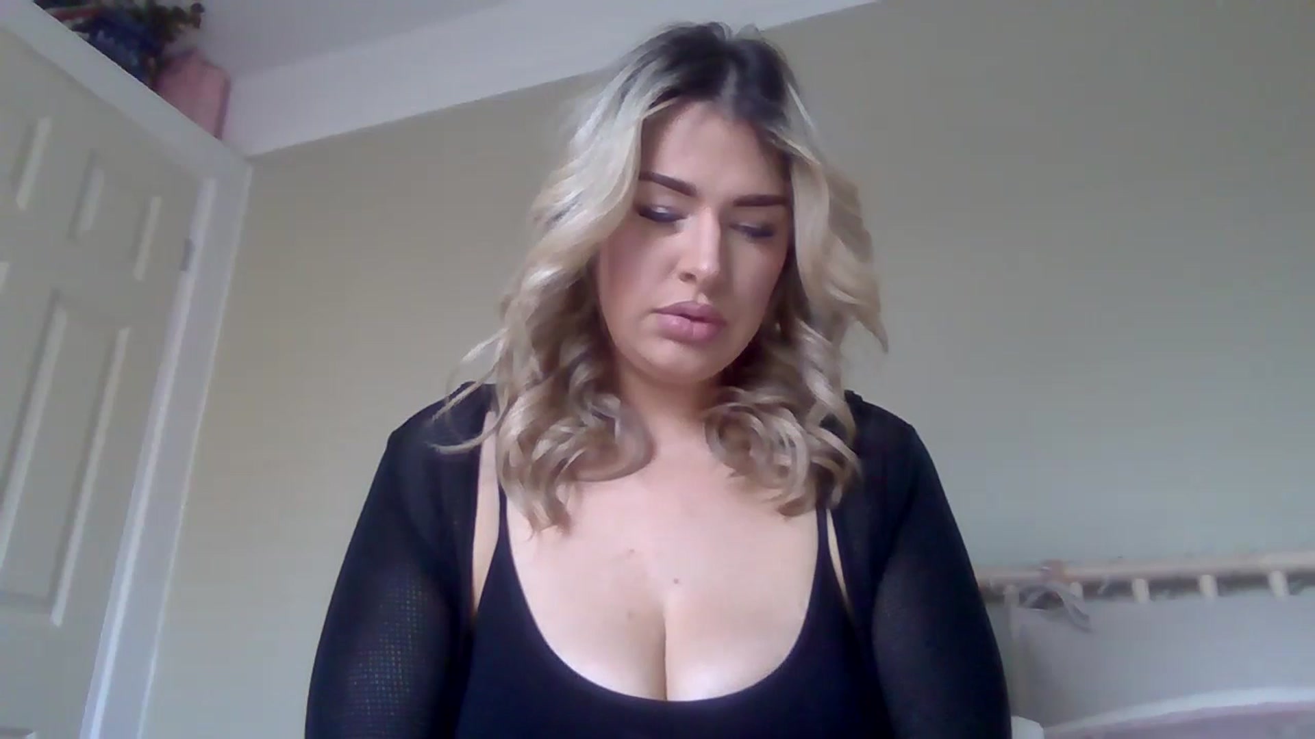 Gallery image thumbnail from Roxy_Reveals's myfreecams stream on, 03/27/2025, 12:55 image 6 of 20