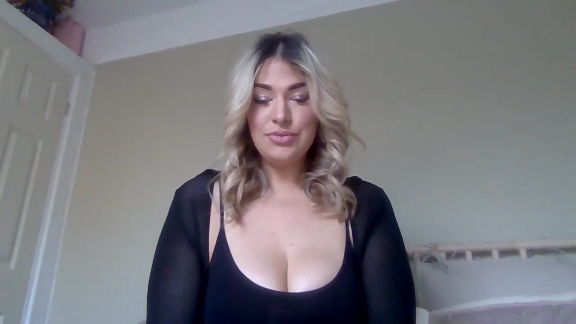 Gallery image thumbnail from Roxy_Reveals's myfreecams stream on, 03/27/2025, 12:55 image 3 of 20