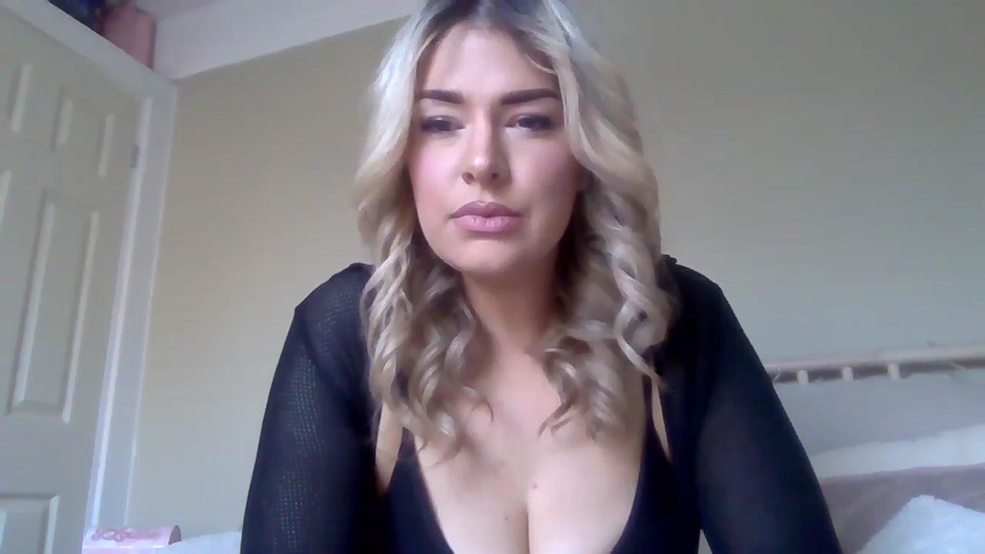 Gallery image thumbnail from Roxy_Reveals's myfreecams stream on, 03/27/2025, 13:25 image 18 of 20