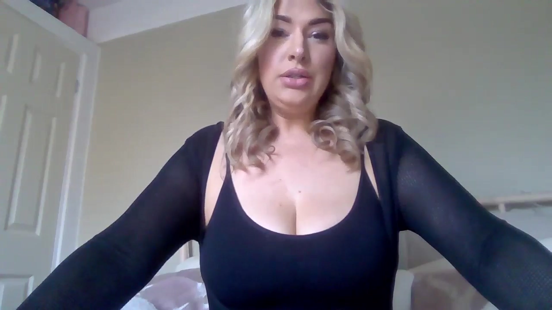 Gallery image thumbnail from Roxy_Reveals's myfreecams stream on, 03/27/2025, 13:25 image 17 of 20