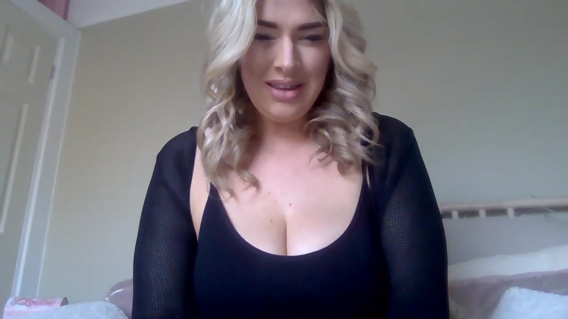 Gallery image thumbnail from Roxy_Reveals's myfreecams stream on, 03/27/2025, 13:25 image 14 of 20
