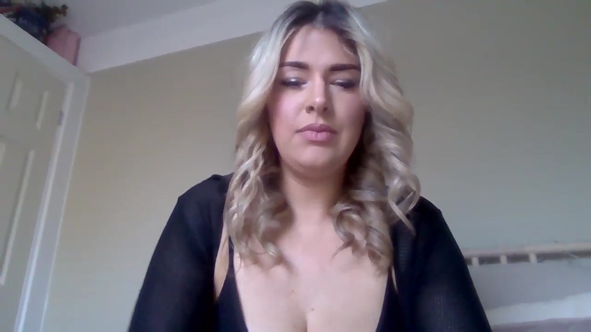 Gallery image thumbnail from Roxy_Reveals's myfreecams stream on, 03/27/2025, 13:25 image 16 of 20
