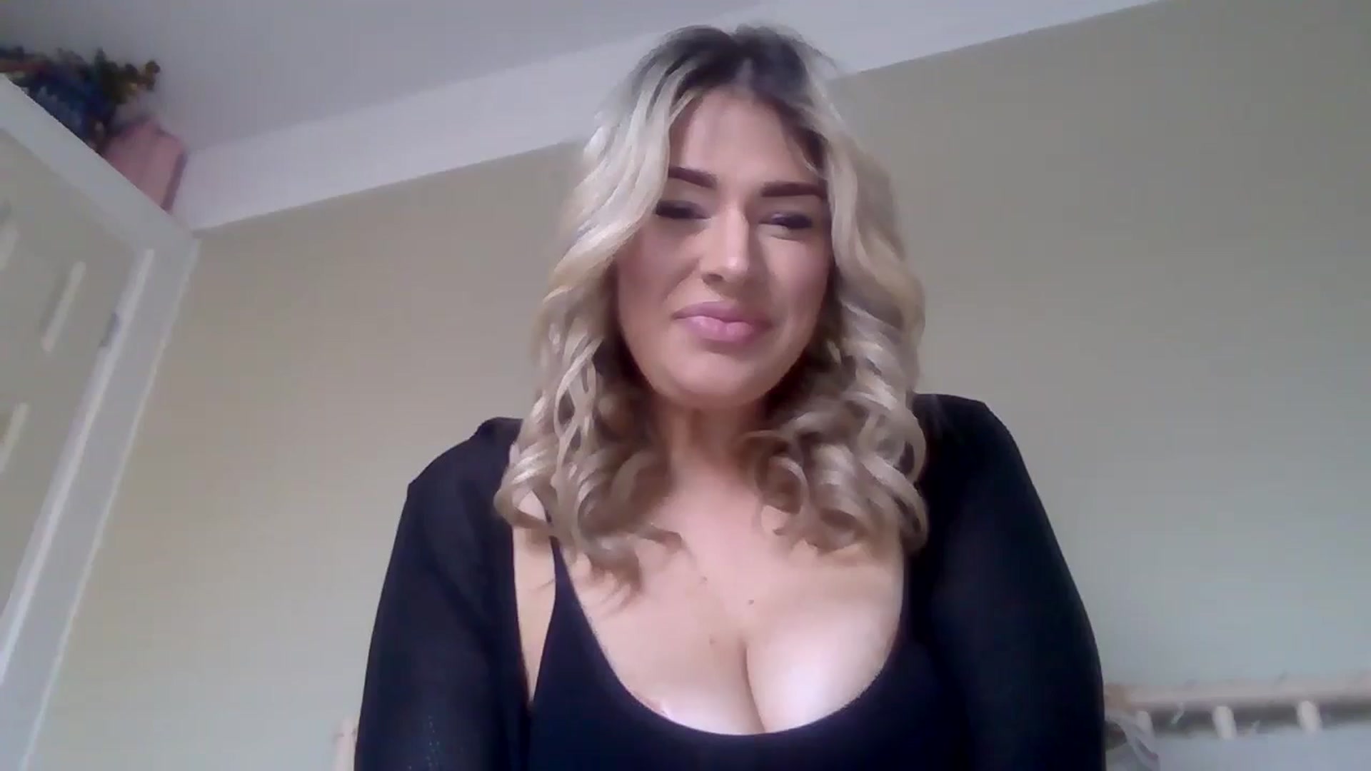 Gallery image thumbnail from Roxy_Reveals's myfreecams stream on, 03/27/2025, 13:25 image 13 of 20