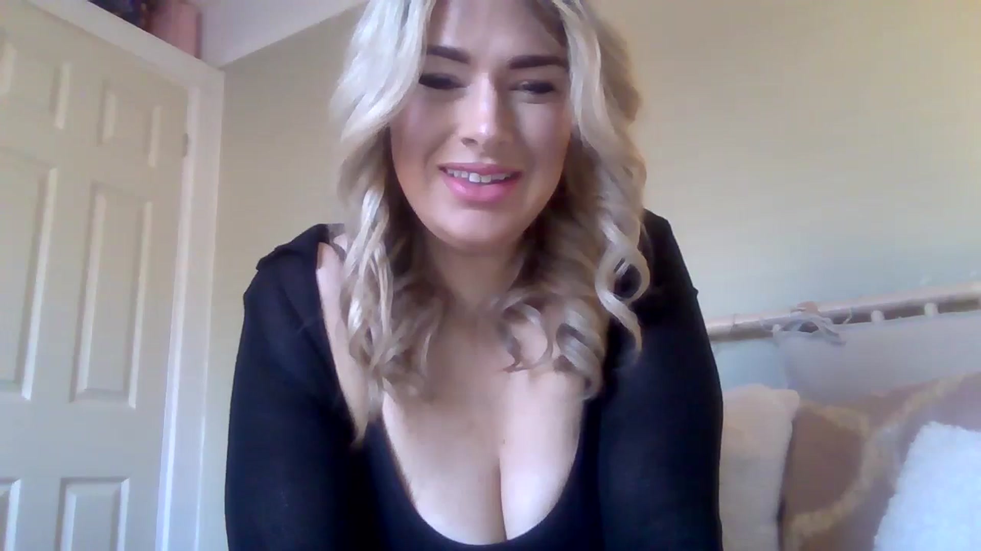 Gallery image thumbnail from Roxy_Reveals's myfreecams stream on, 03/27/2025, 16:54 image 19 of 20