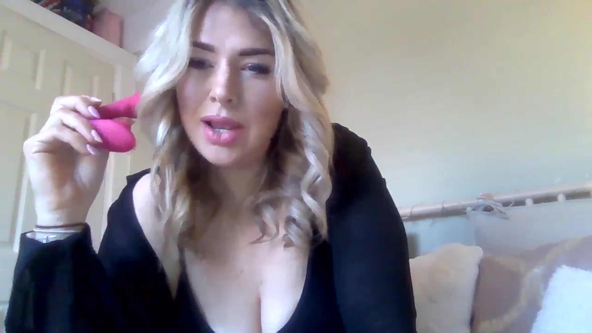 Gallery image thumbnail from Roxy_Reveals's myfreecams stream on, 03/27/2025, 16:54 image 18 of 20