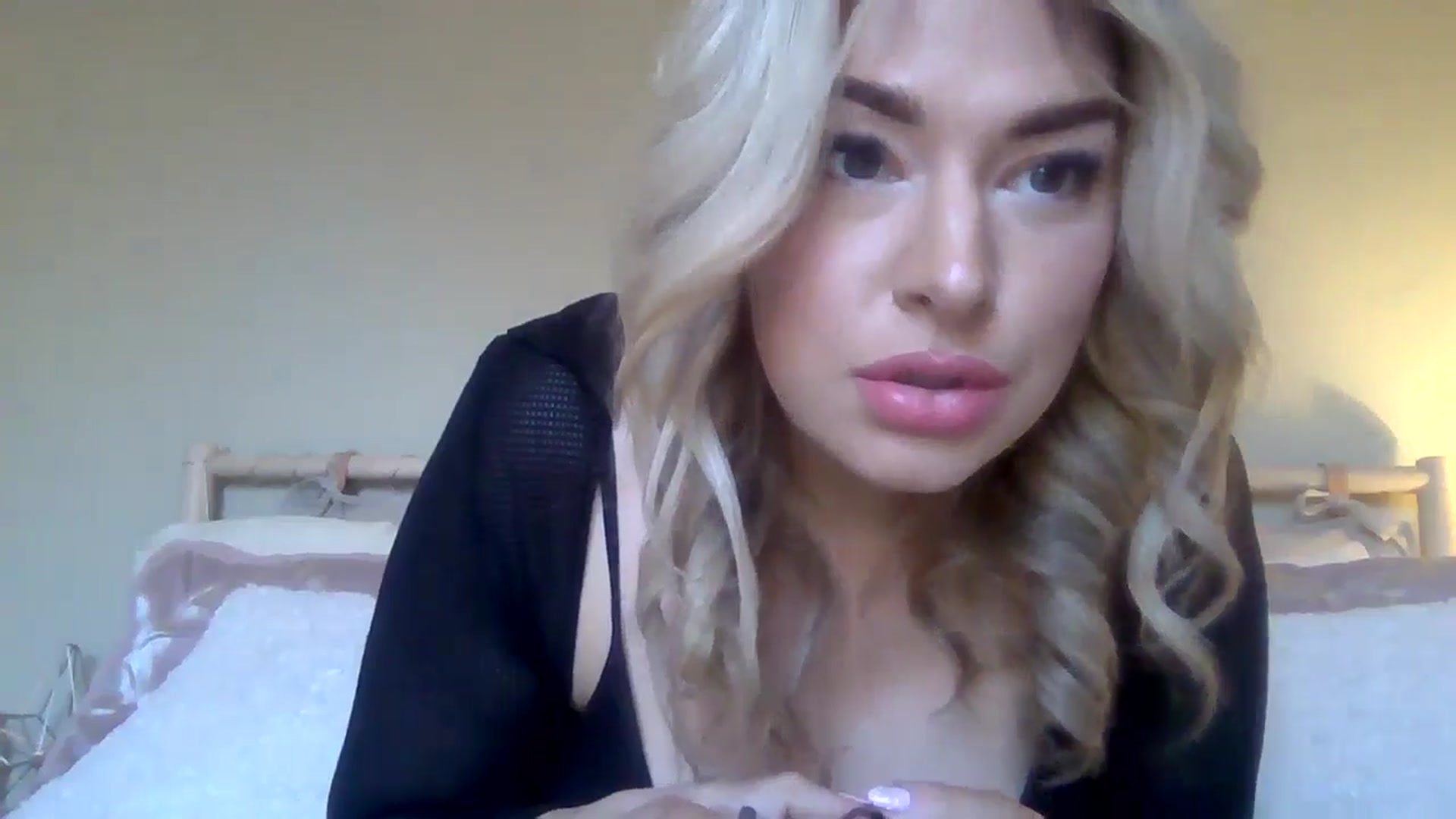 Gallery image thumbnail from Roxy_Reveals's myfreecams stream on, 03/27/2025, 16:54 image 4 of 20