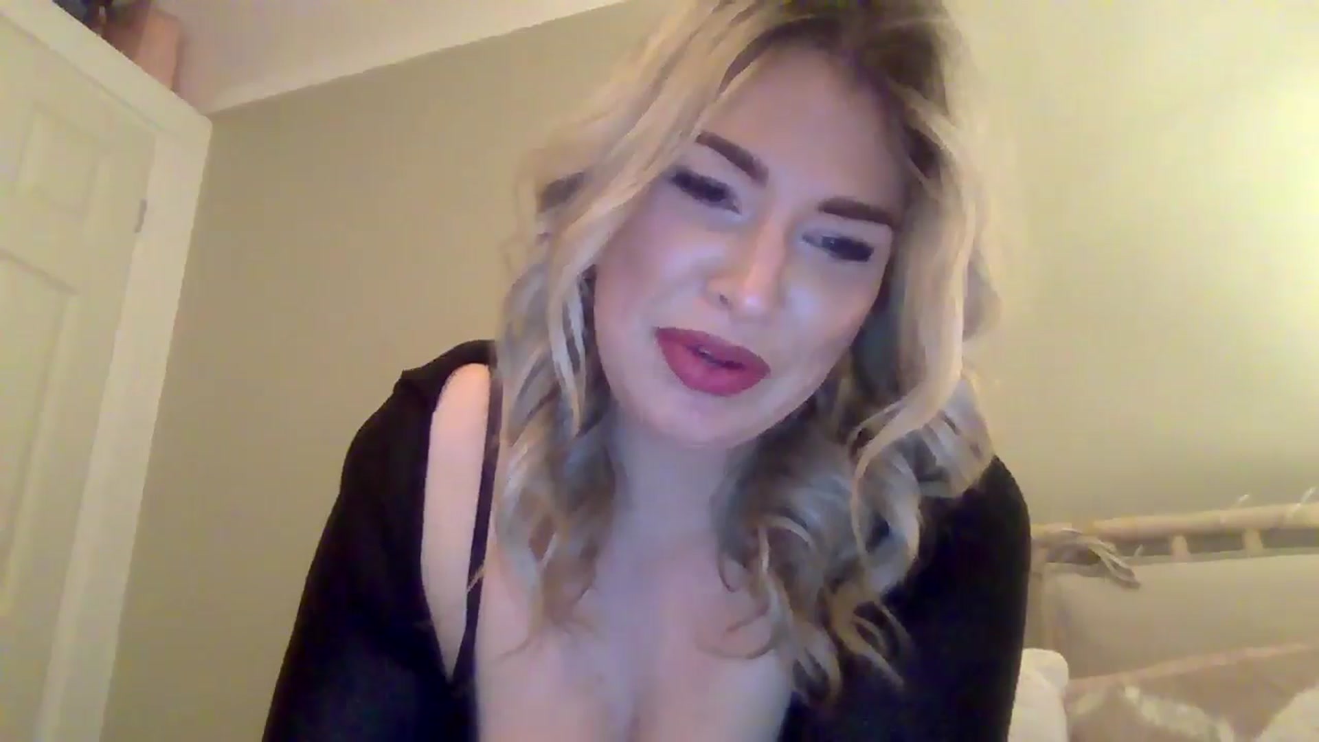 Gallery image thumbnail from Roxy_Reveals's myfreecams stream on, 03/27/2025, 21:56 image 9 of 20