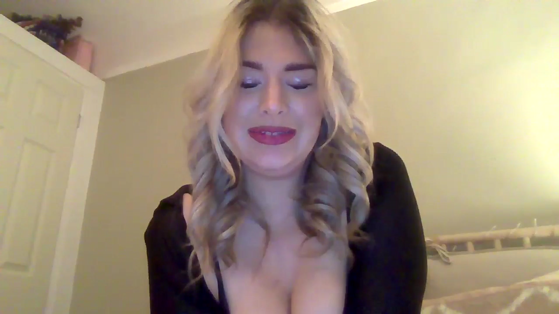 Gallery image thumbnail from Roxy_Reveals's myfreecams stream on, 03/27/2025, 21:56 image 18 of 20