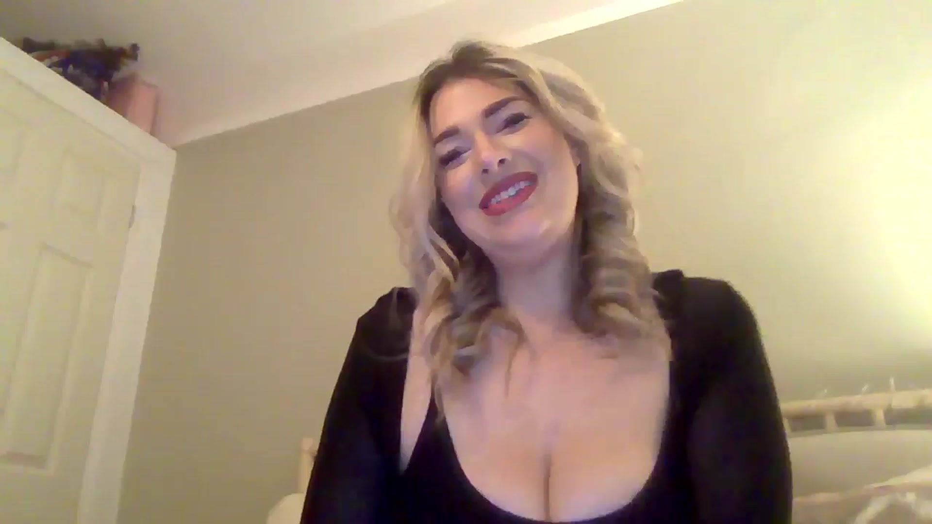 Gallery image thumbnail from Roxy_Reveals's myfreecams stream on, 03/27/2025, 21:56 image 19 of 20