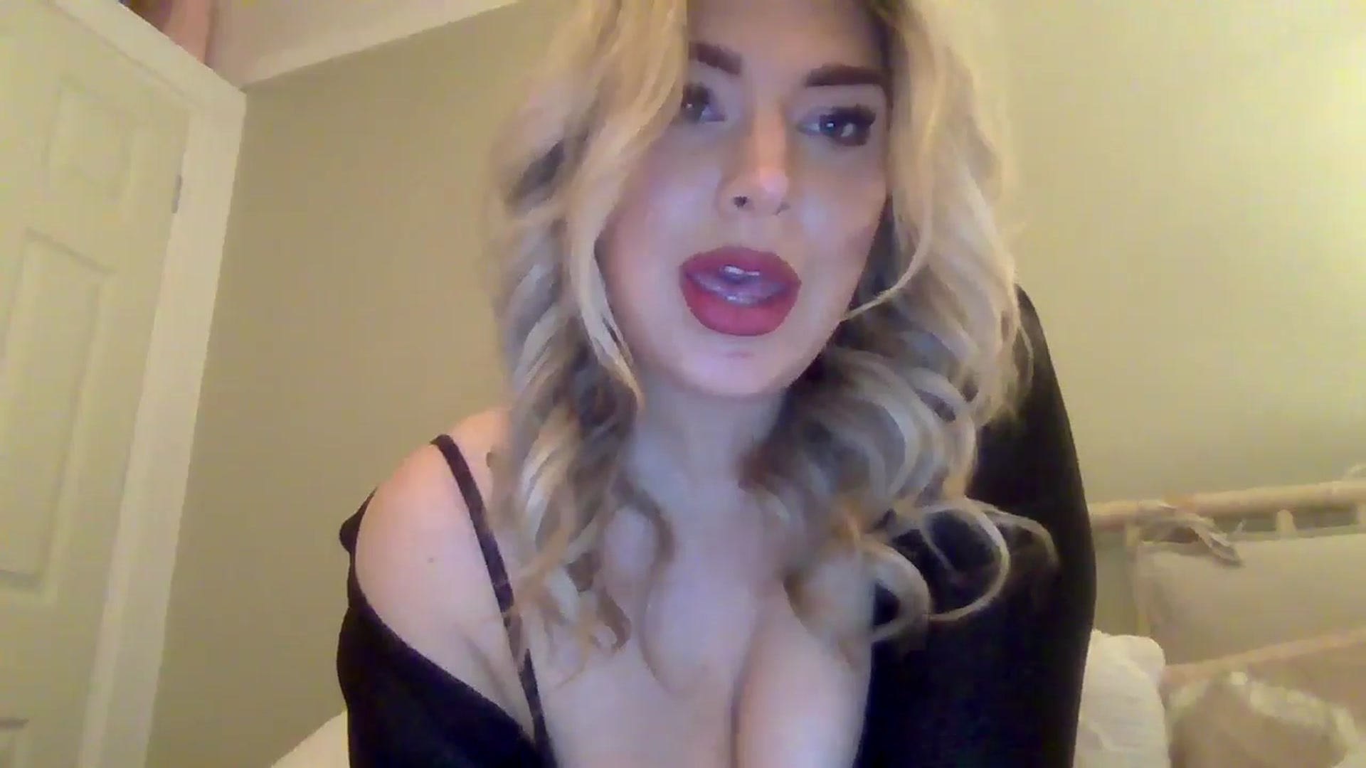 Gallery image thumbnail from Roxy_Reveals's myfreecams stream on, 03/27/2025, 21:56 image 2 of 20