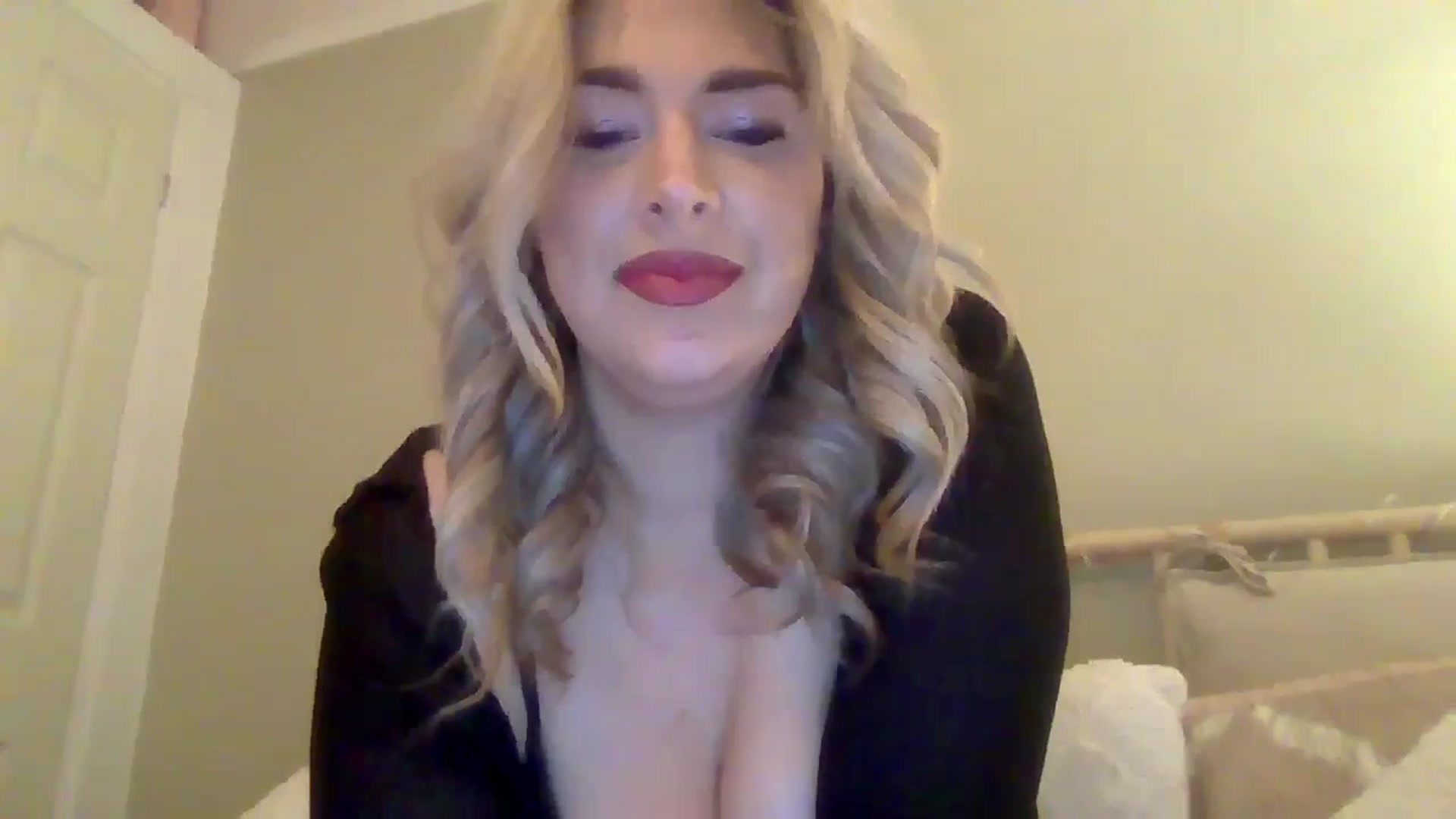 Gallery image thumbnail from Roxy_Reveals's myfreecams stream on, 03/27/2025, 21:56 image 10 of 20