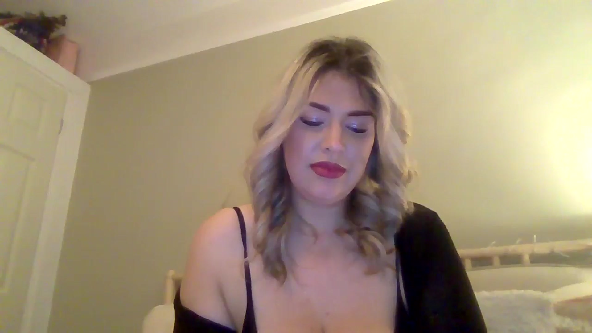 Gallery image thumbnail from Roxy_Reveals's myfreecams stream on, 03/27/2025, 22:23 image 15 of 20