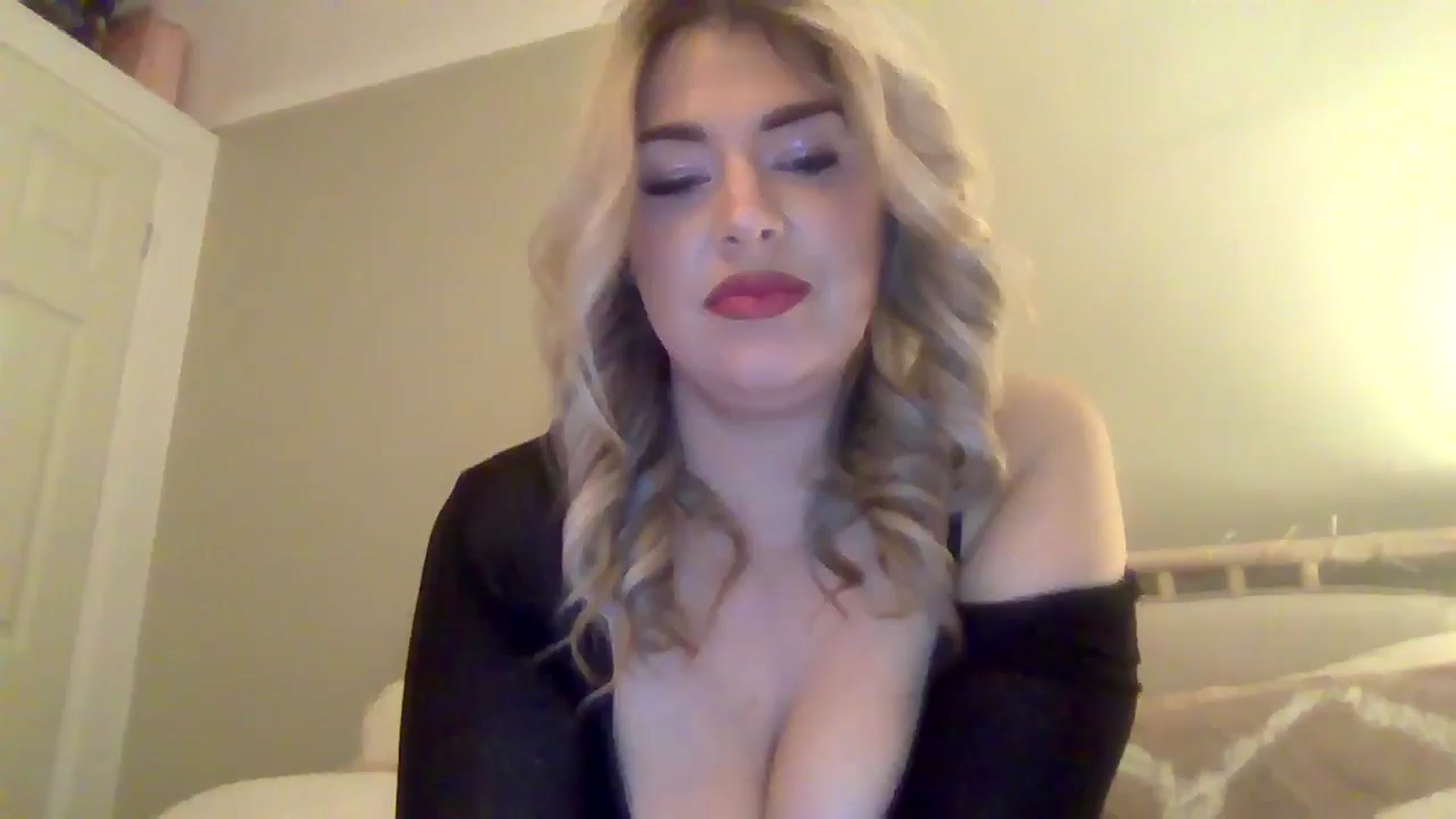 Gallery image thumbnail from Roxy_Reveals's myfreecams stream on, 03/27/2025, 22:23 image 1 of 20