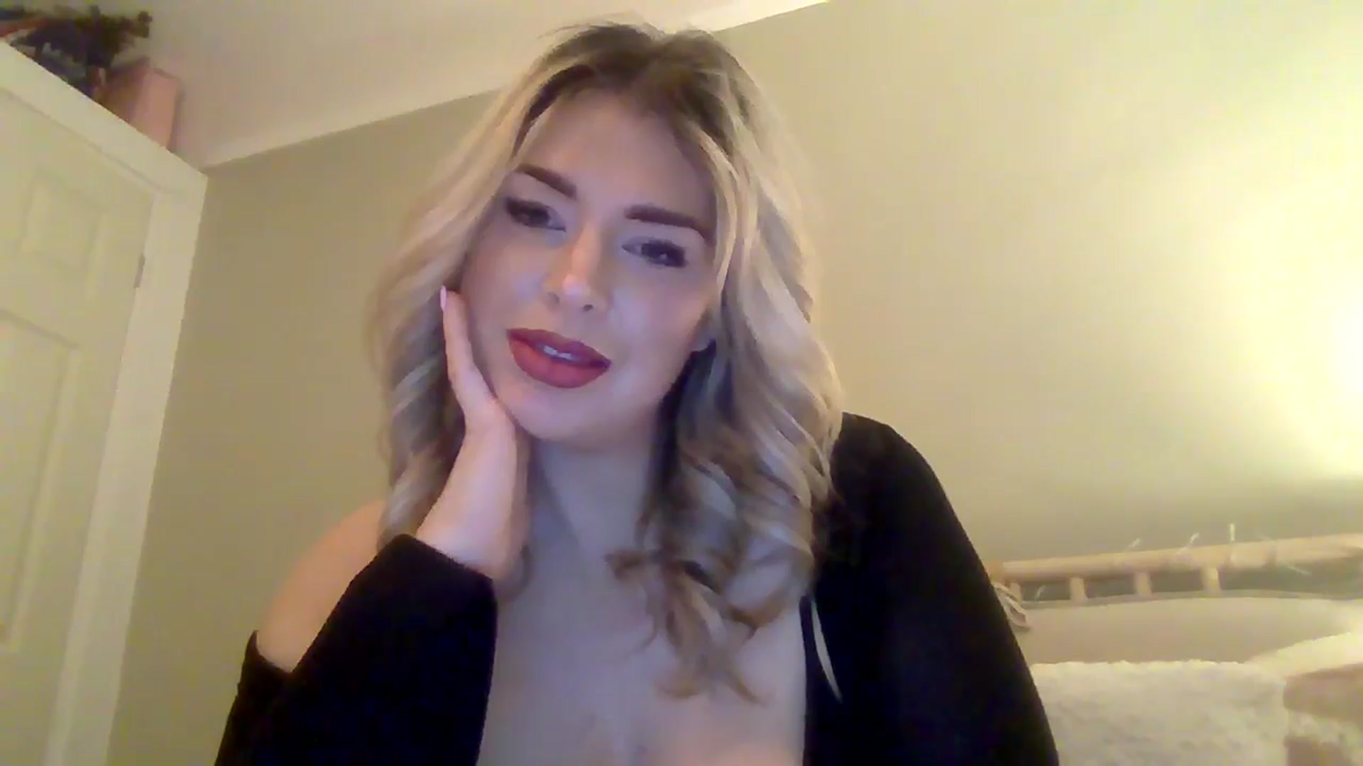 Gallery image thumbnail from Roxy_Reveals's myfreecams stream on, 03/27/2025, 22:23 image 17 of 20