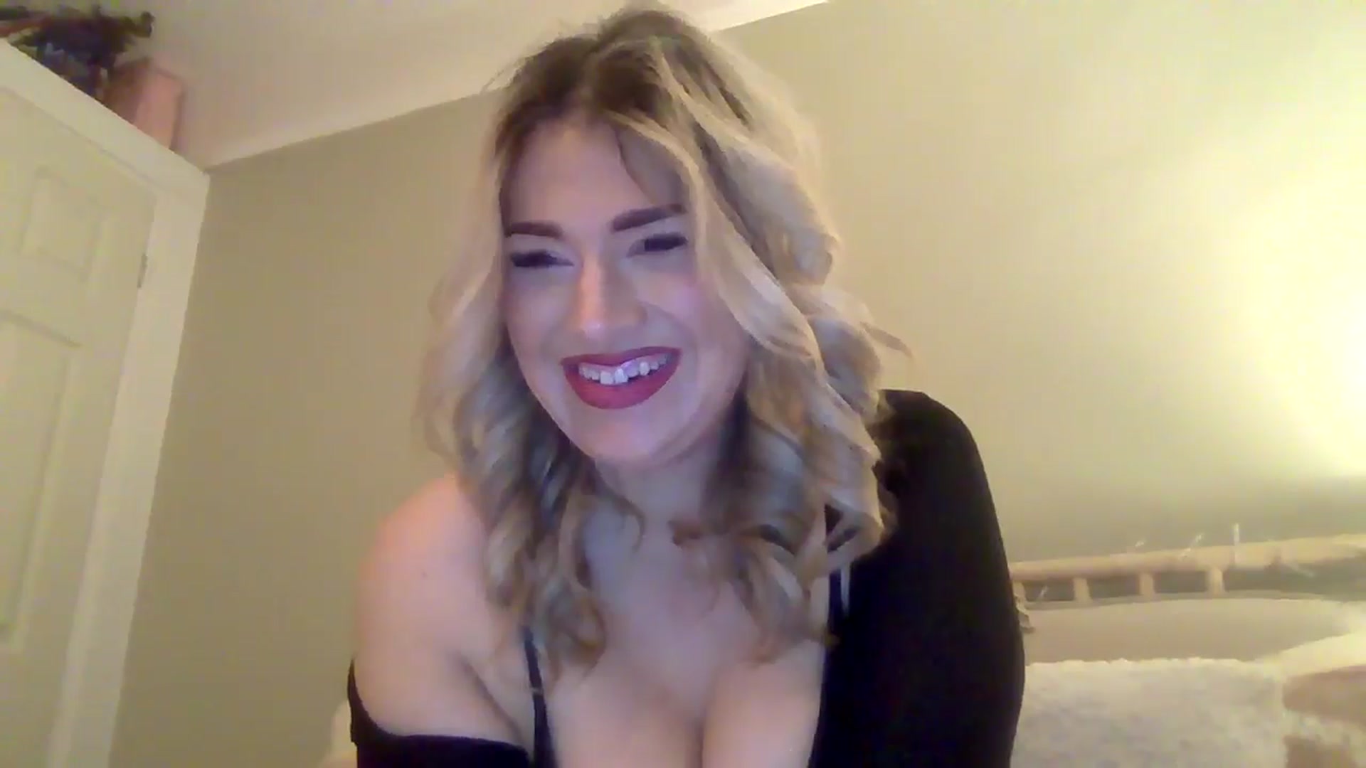 Gallery image thumbnail from Roxy_Reveals's myfreecams stream on, 03/27/2025, 22:23 image 16 of 20