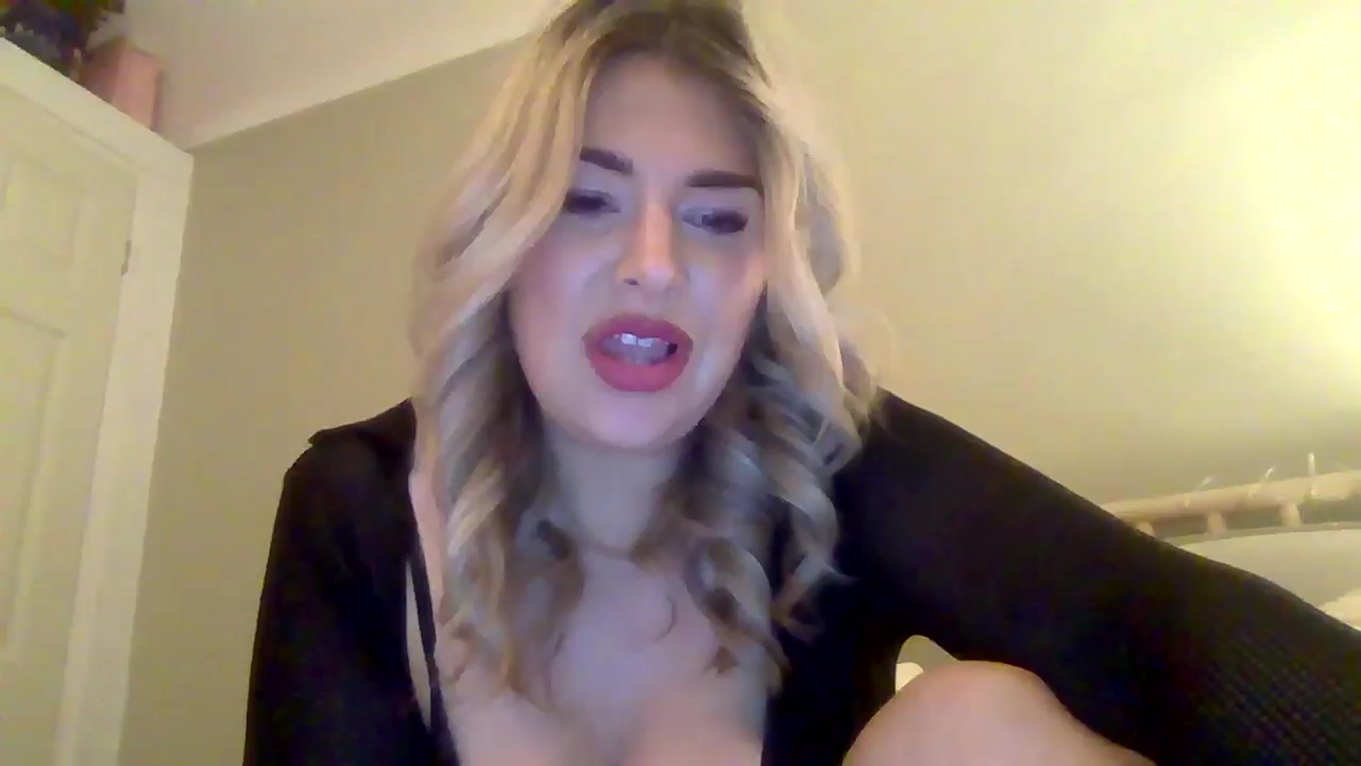 Gallery image thumbnail from Roxy_Reveals's myfreecams stream on, 03/27/2025, 22:51 image 19 of 20