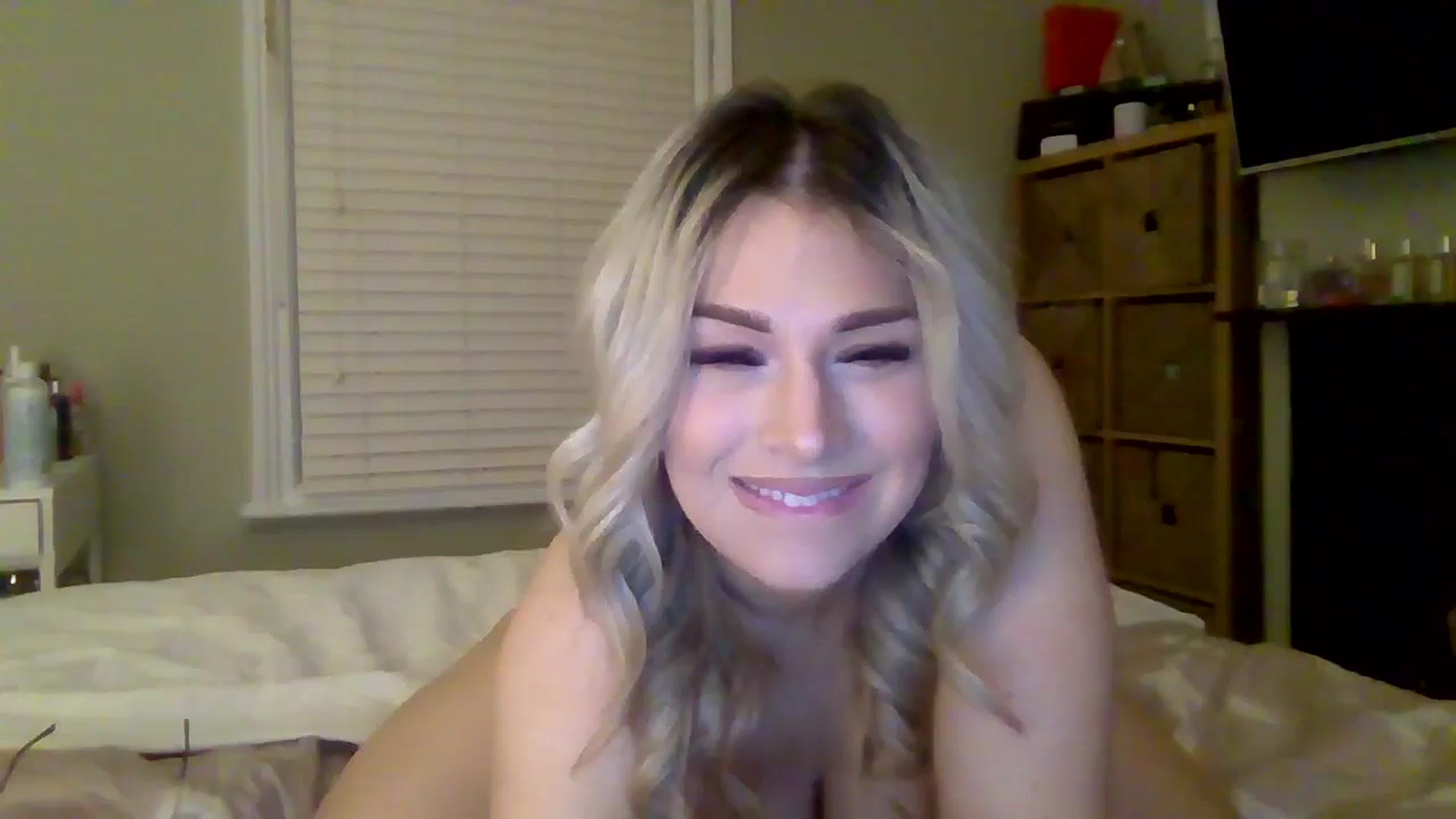 Gallery image thumbnail from Roxy_Reveals's myfreecams stream on, 03/28/2025, 23:03 image 19 of 20