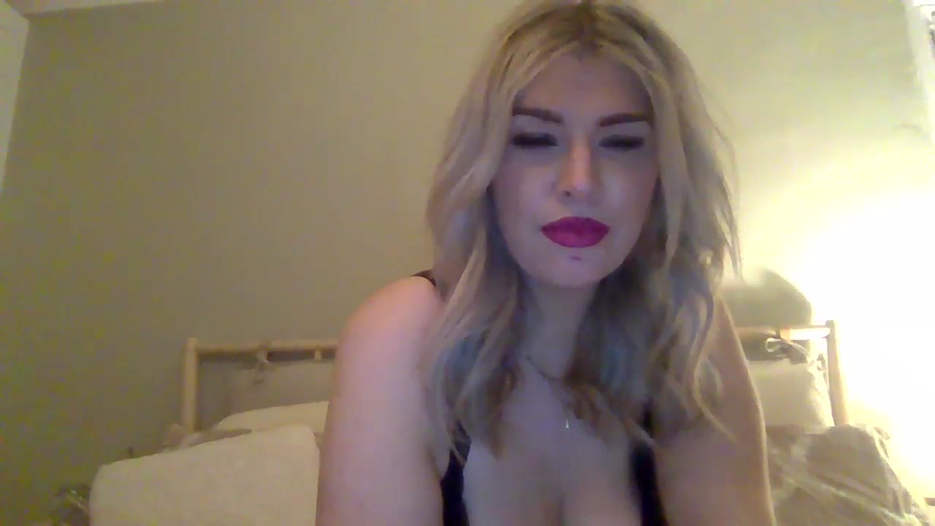 Gallery image thumbnail from Roxy_Reveals's myfreecams stream on, 03/31/2025, 24:08 image 15 of 20