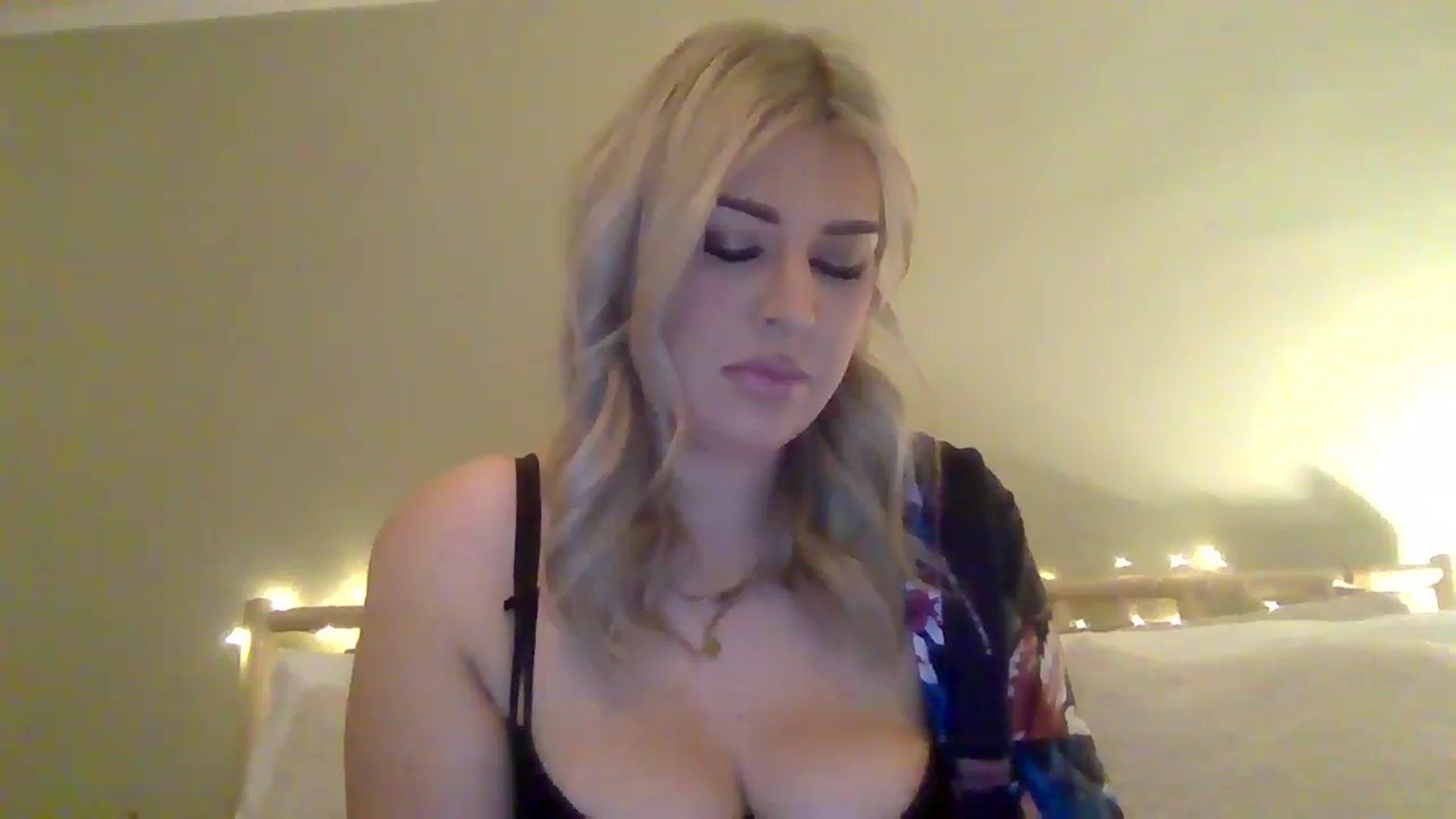 Gallery image thumbnail from Roxy_Reveals's myfreecams stream on, 03/31/2025, 20:16 image 15 of 20