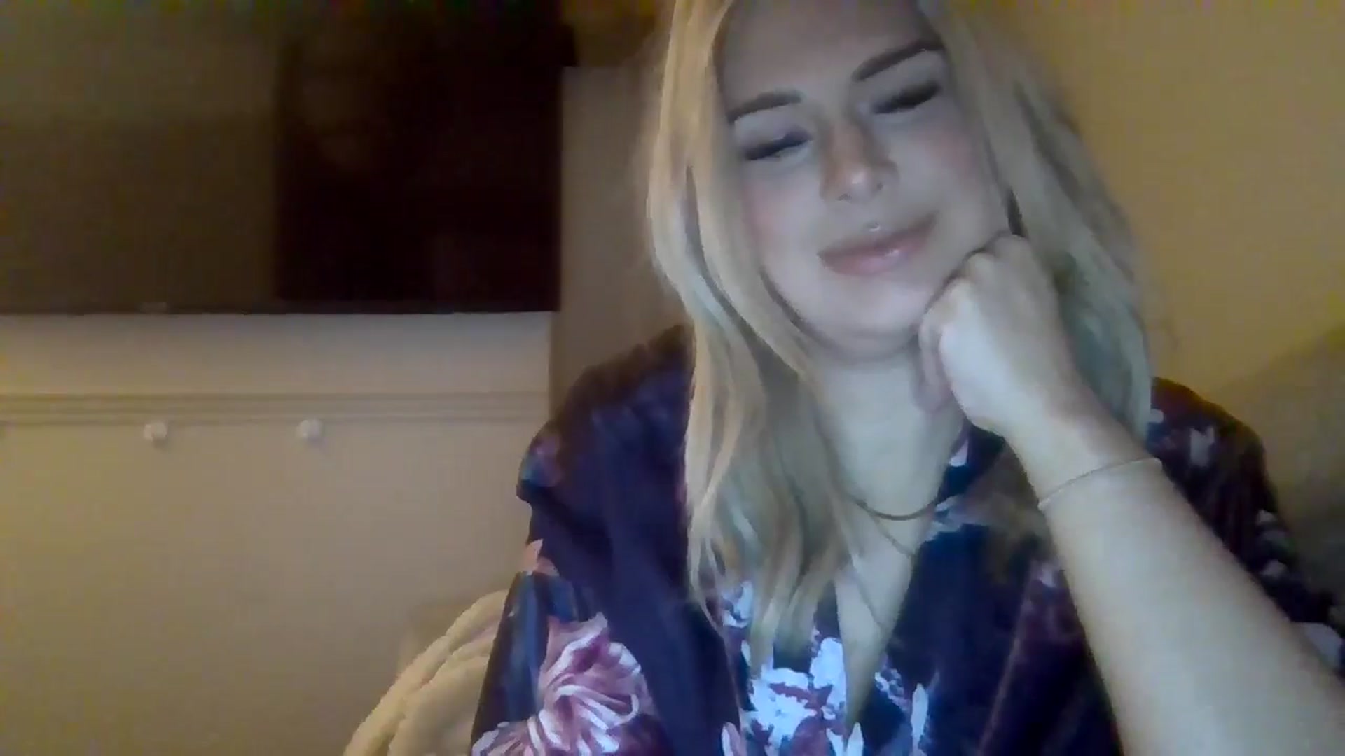 Gallery image thumbnail from Roxy_Reveals's myfreecams stream on, 04/01/2025, 21:20 image 8 of 20