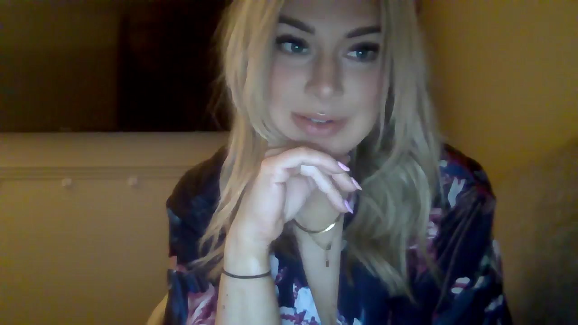 Gallery image thumbnail from Roxy_Reveals's myfreecams stream on, 04/01/2025, 21:20 image 11 of 20