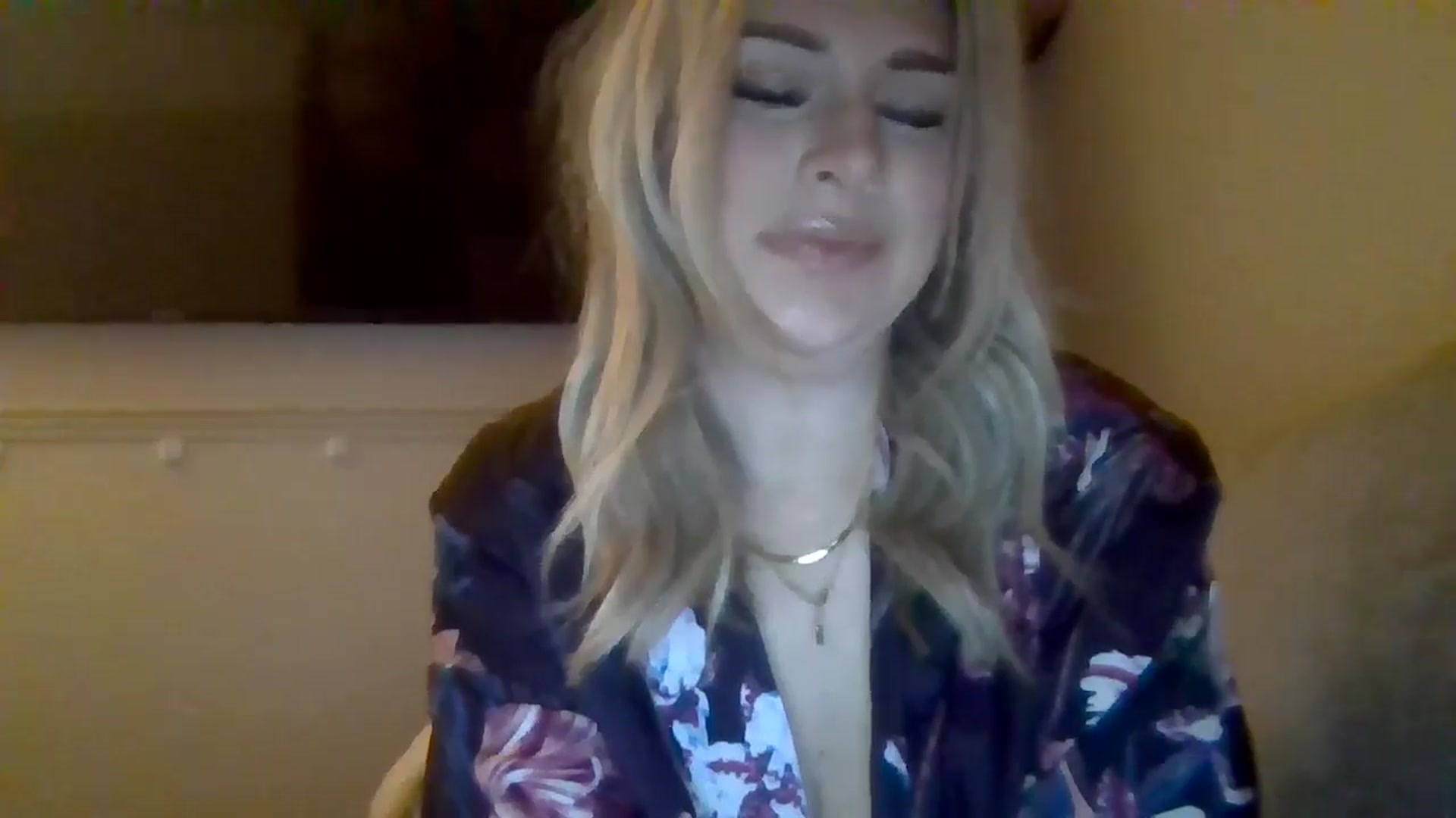 Gallery image thumbnail from Roxy_Reveals's myfreecams stream on, 04/01/2025, 21:20 image 10 of 20