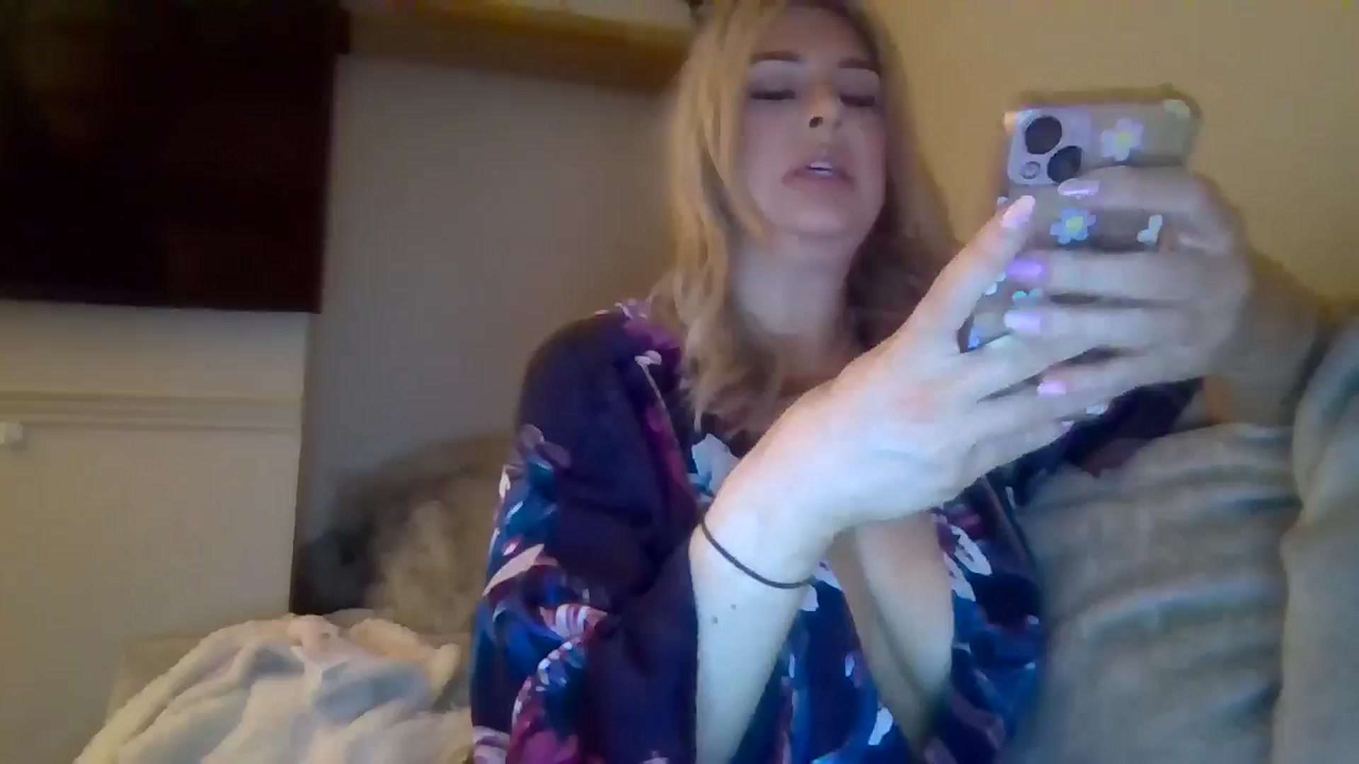 Gallery image thumbnail from Roxy_Reveals's myfreecams stream on, 04/01/2025, 21:20 image 17 of 20