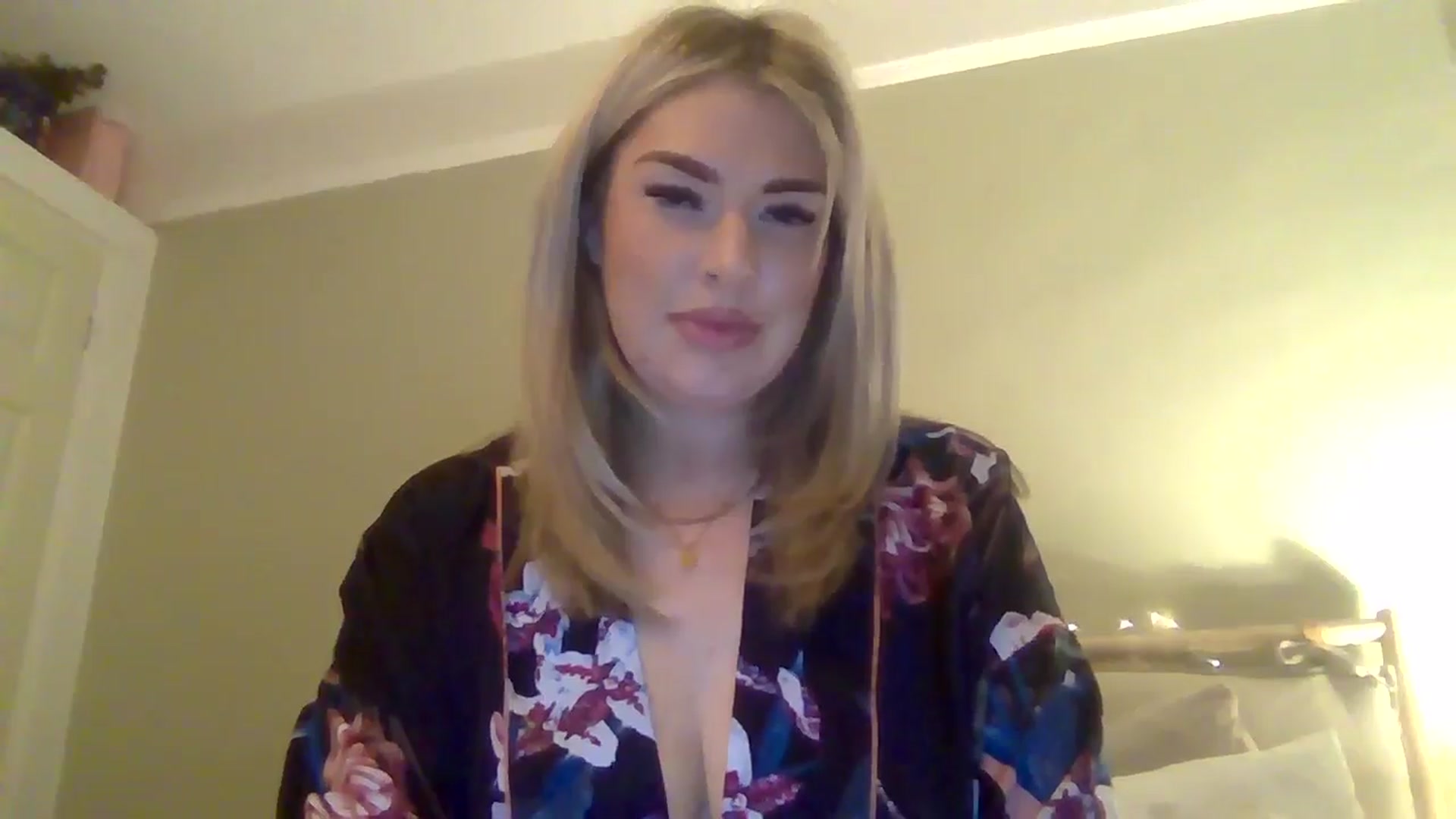 Gallery image thumbnail from Roxy_Reveals's myfreecams stream on, 04/02/2025, 22:56 image 10 of 20