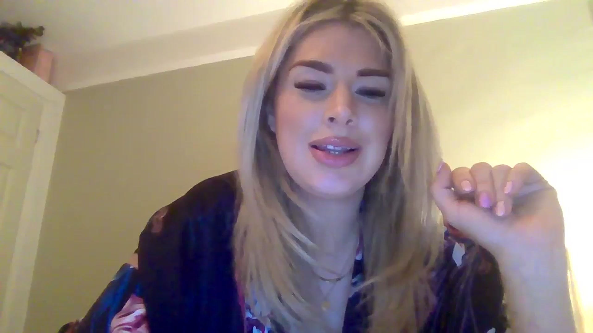 Gallery image thumbnail from Roxy_Reveals's myfreecams stream on, 04/02/2025, 22:56 image 18 of 20
