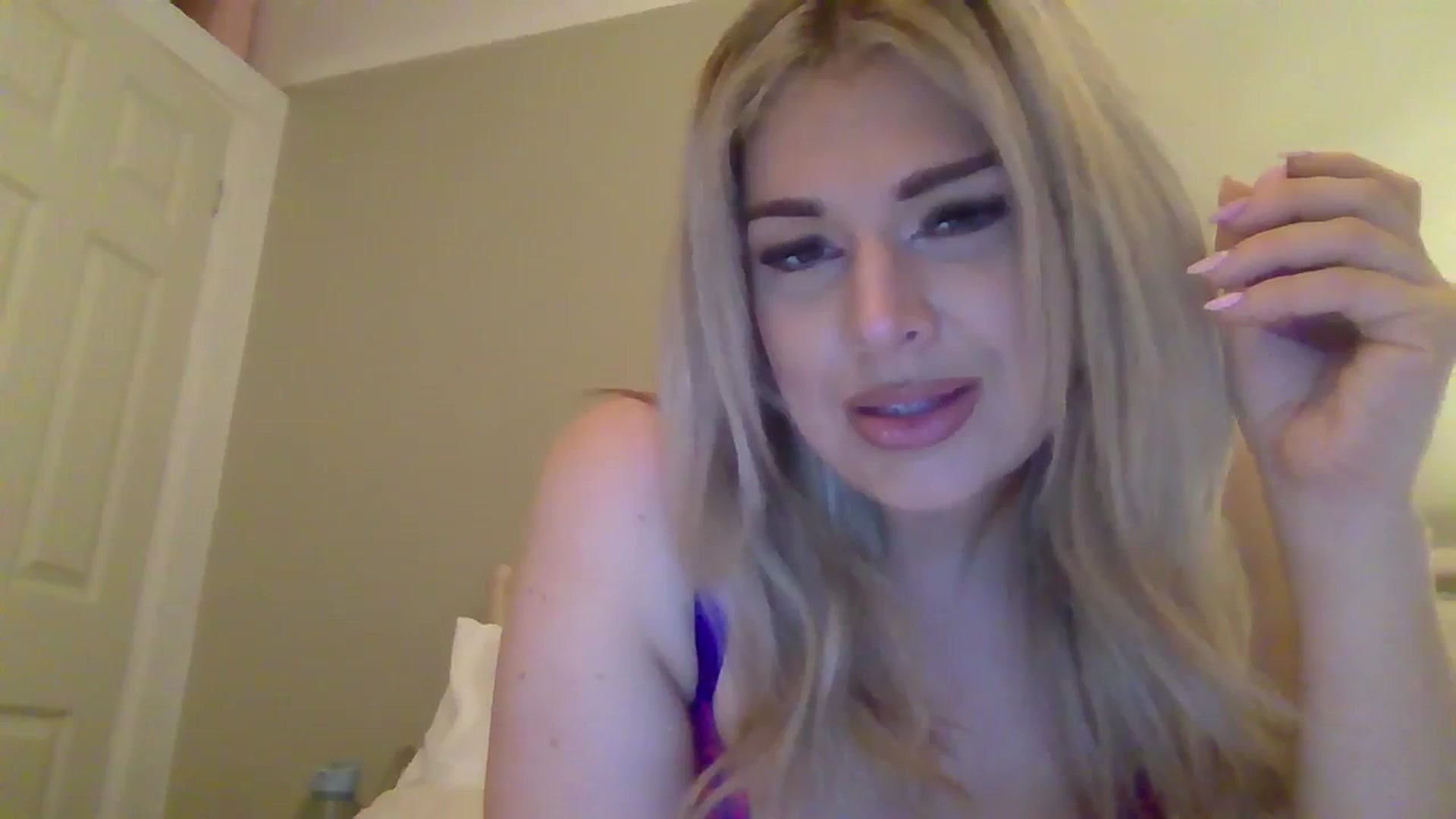 Gallery image thumbnail from Roxy_Reveals's myfreecams stream on, 04/04/2025, 21:12 image 3 of 20
