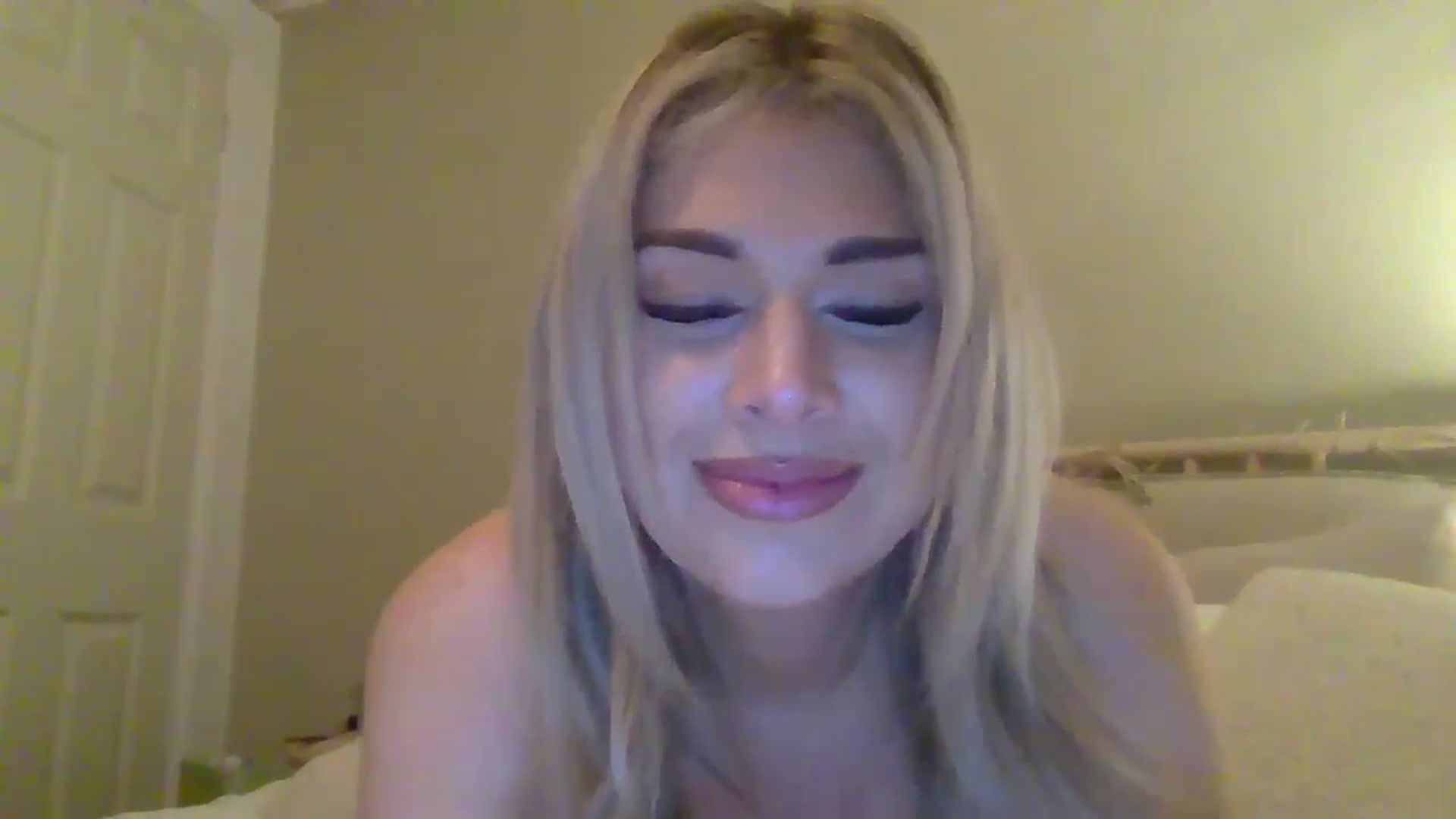 Gallery image thumbnail from Roxy_Reveals's myfreecams stream on, 04/04/2025, 21:29 image 18 of 20