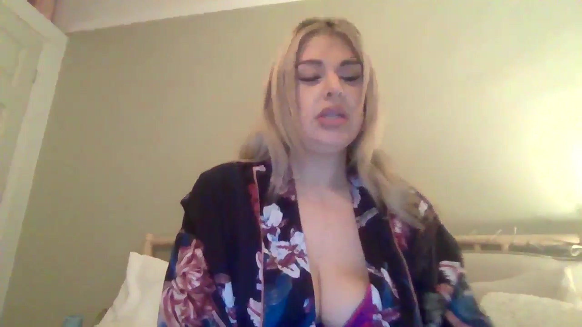 Gallery image thumbnail from Roxy_Reveals's myfreecams stream on, 04/04/2025, 21:29 image 9 of 20