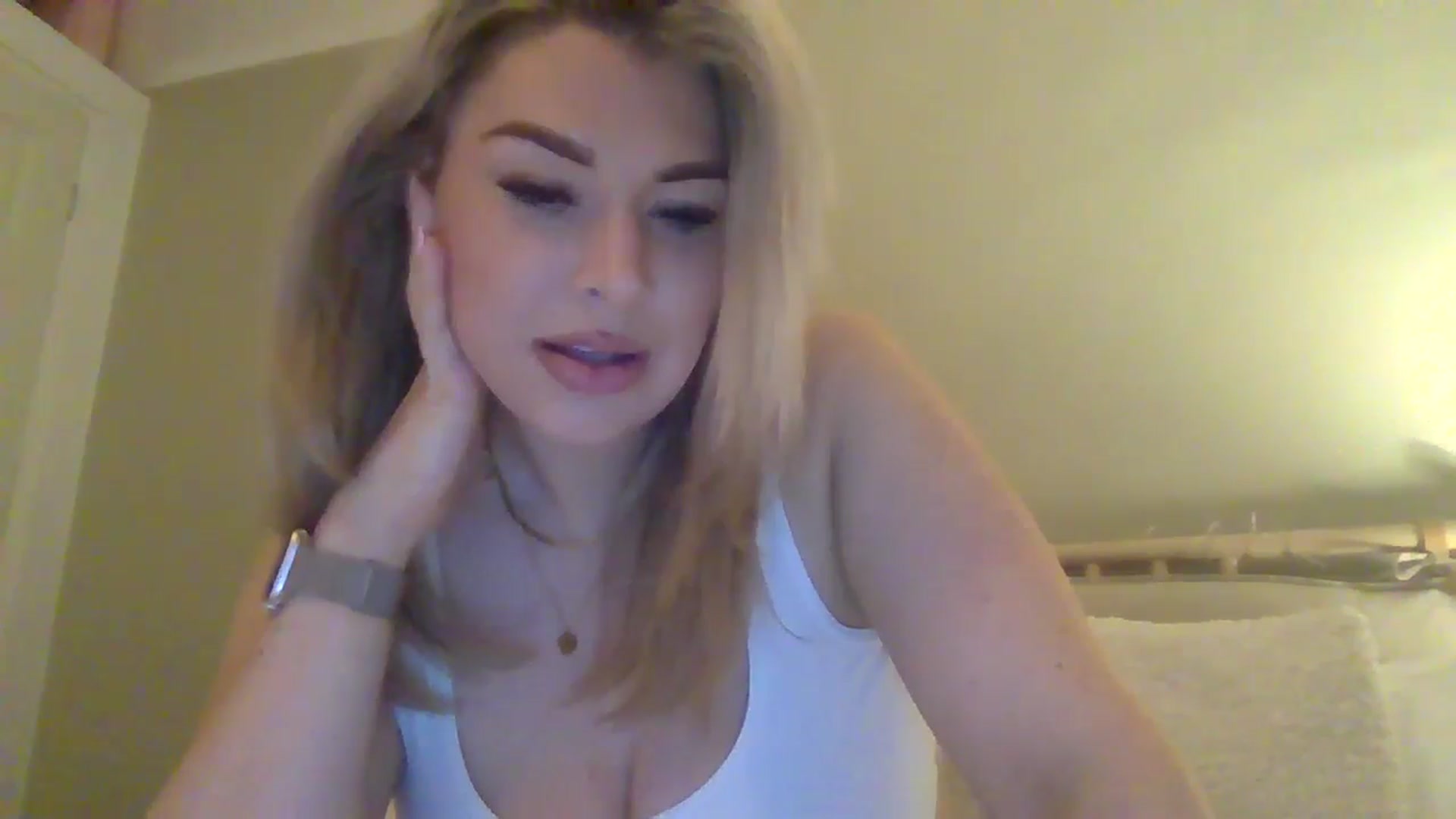 Gallery image thumbnail from Roxy_Reveals's myfreecams stream on, 04/06/2025, 21:07 image 17 of 20