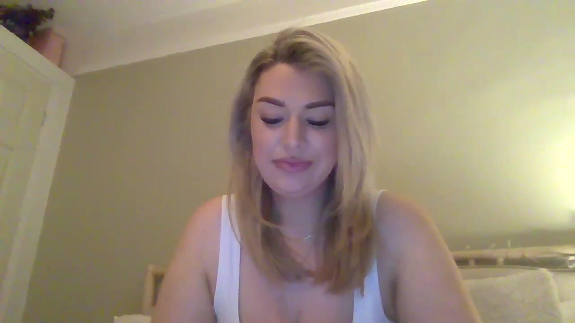 Gallery image thumbnail from Roxy_Reveals's myfreecams stream on, 04/06/2025, 21:07 image 11 of 20