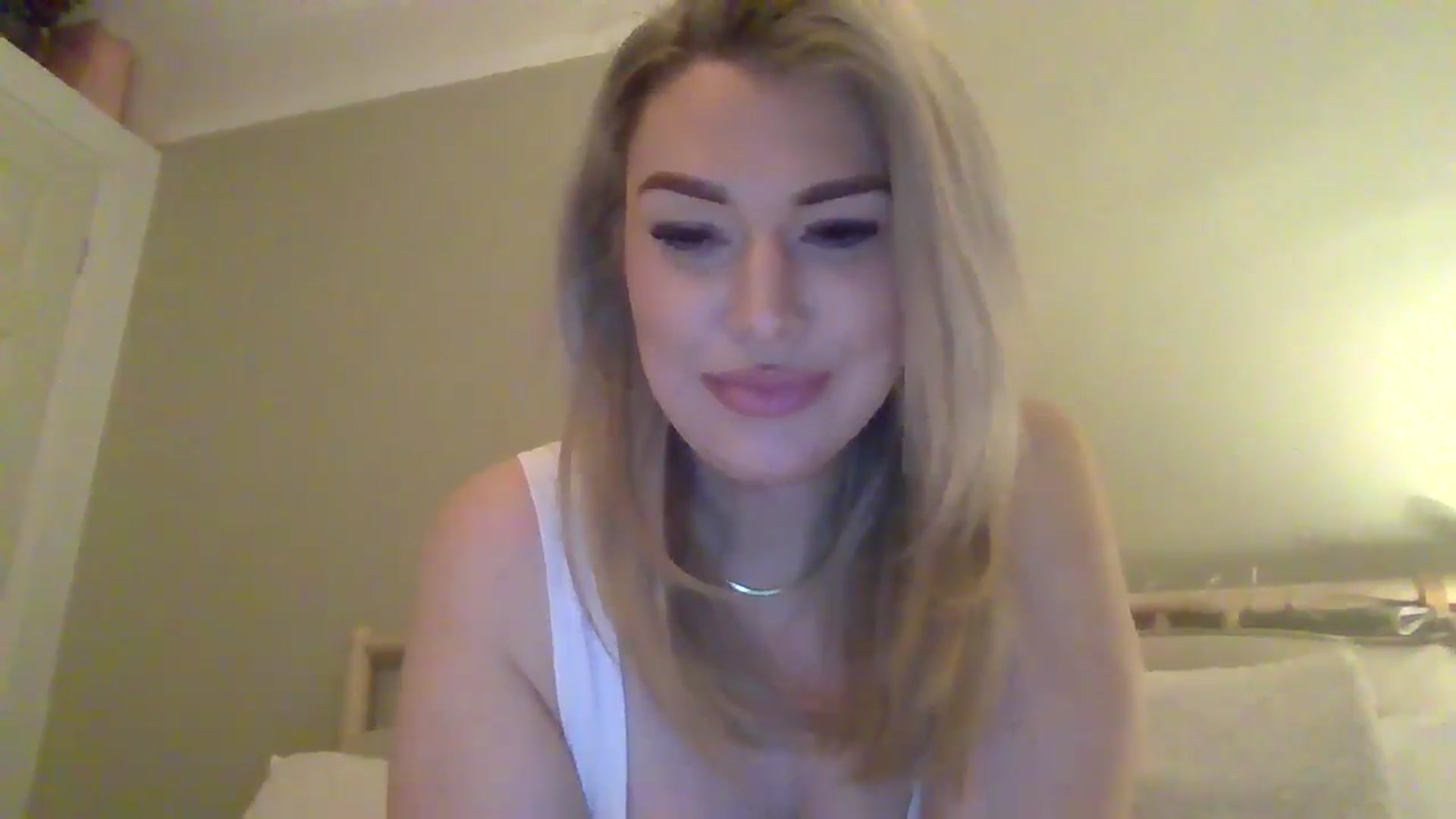 Gallery image thumbnail from Roxy_Reveals's myfreecams stream on, 04/06/2025, 21:07 image 15 of 20