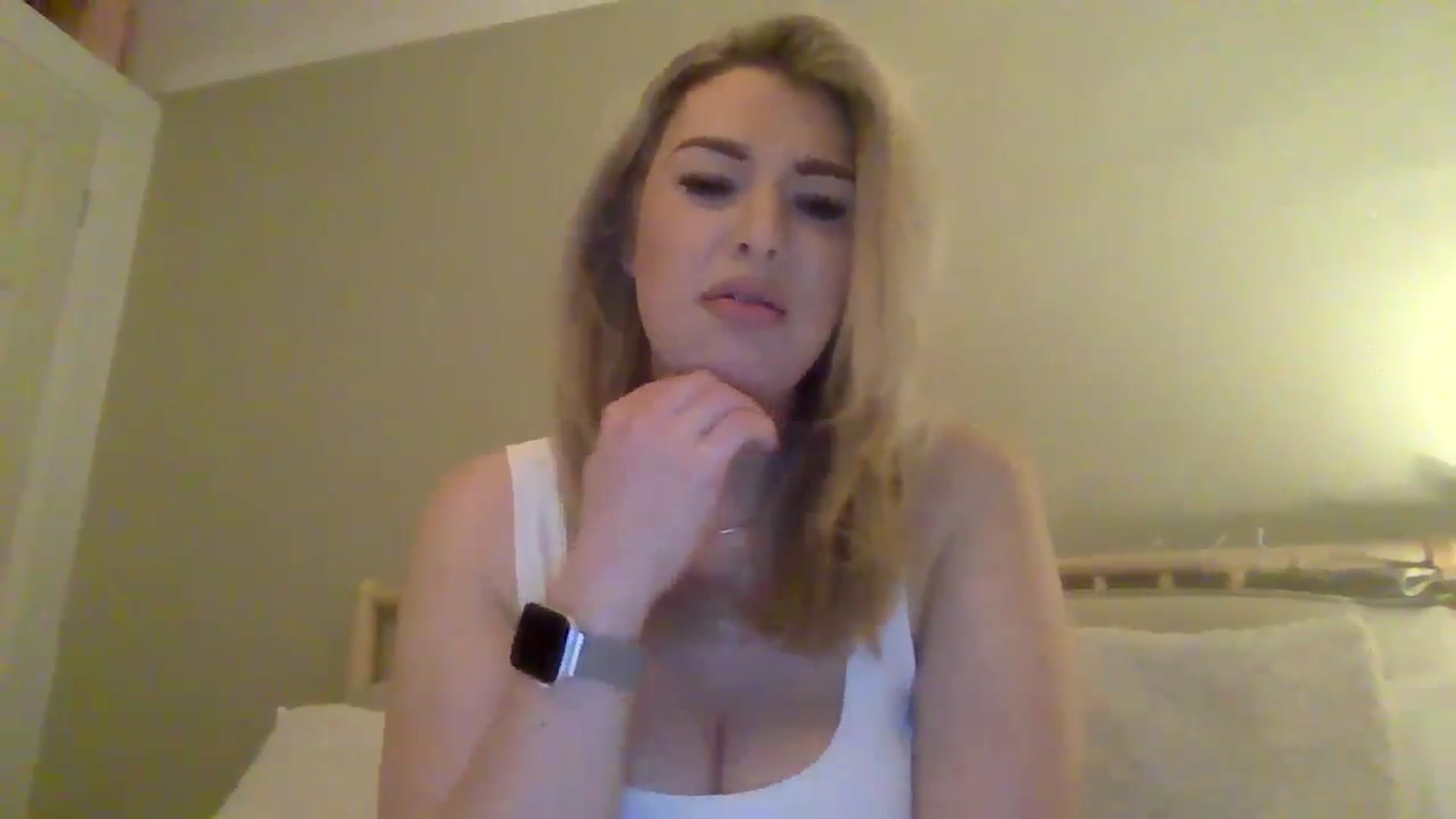 Gallery image thumbnail from Roxy_Reveals's myfreecams stream on, 04/06/2025, 21:07 image 19 of 20