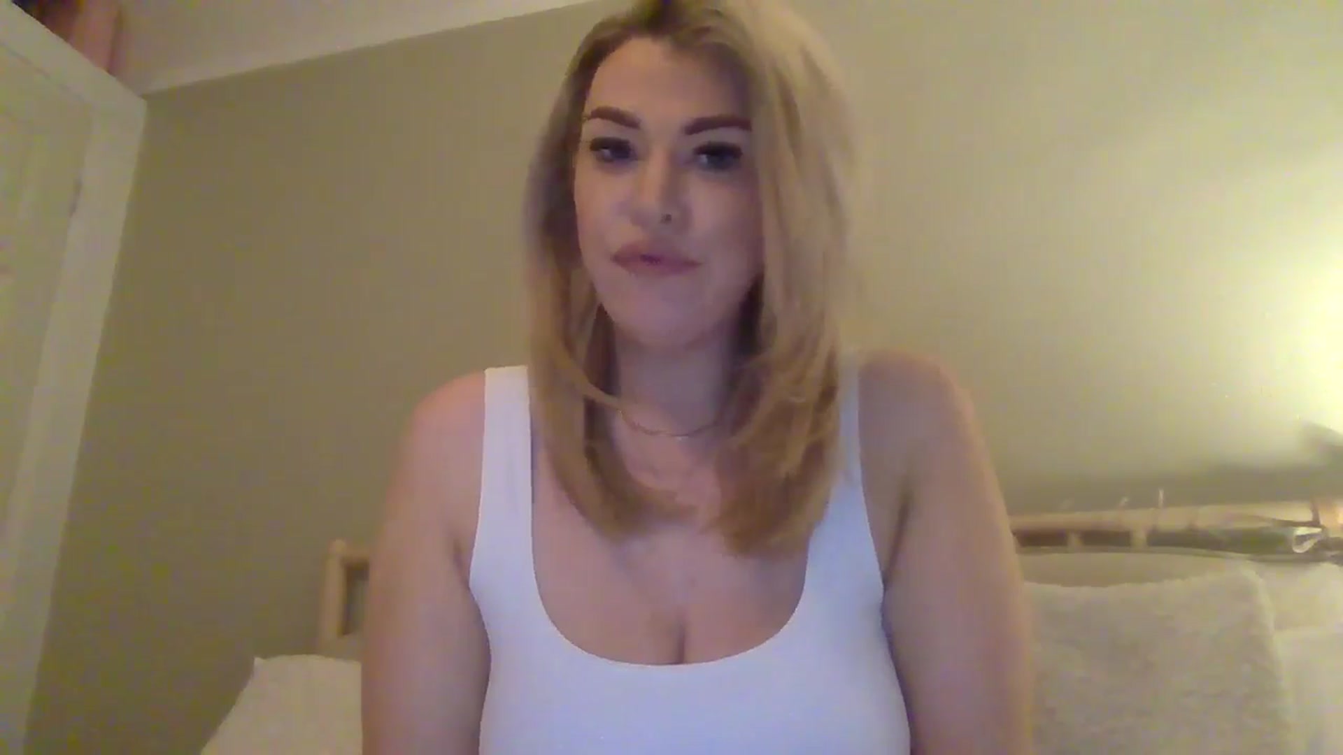 Gallery image thumbnail from Roxy_Reveals's myfreecams stream on, 04/06/2025, 21:07 image 18 of 20