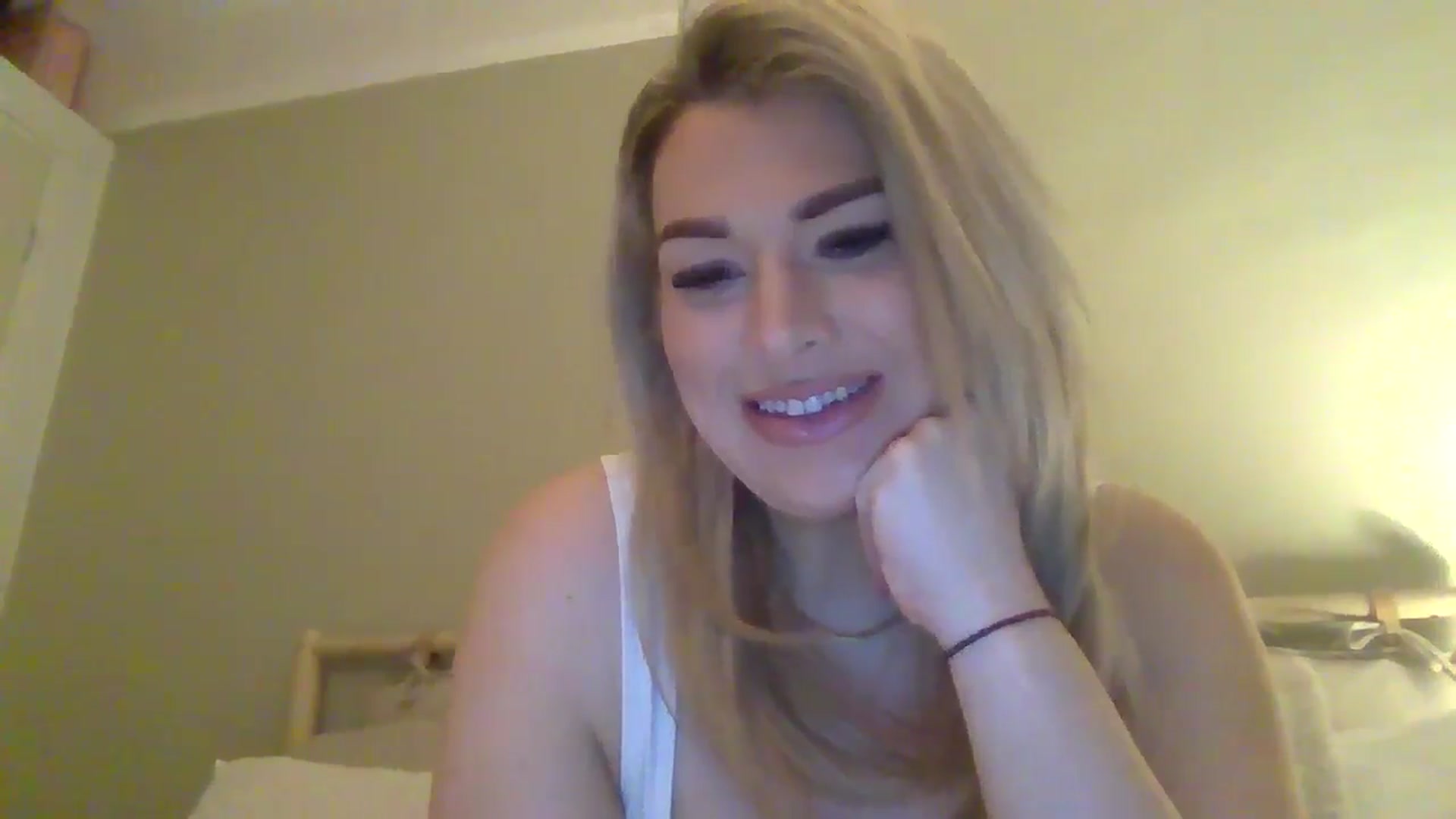 Gallery image thumbnail from Roxy_Reveals's myfreecams stream on, 04/06/2025, 21:07 image 12 of 20