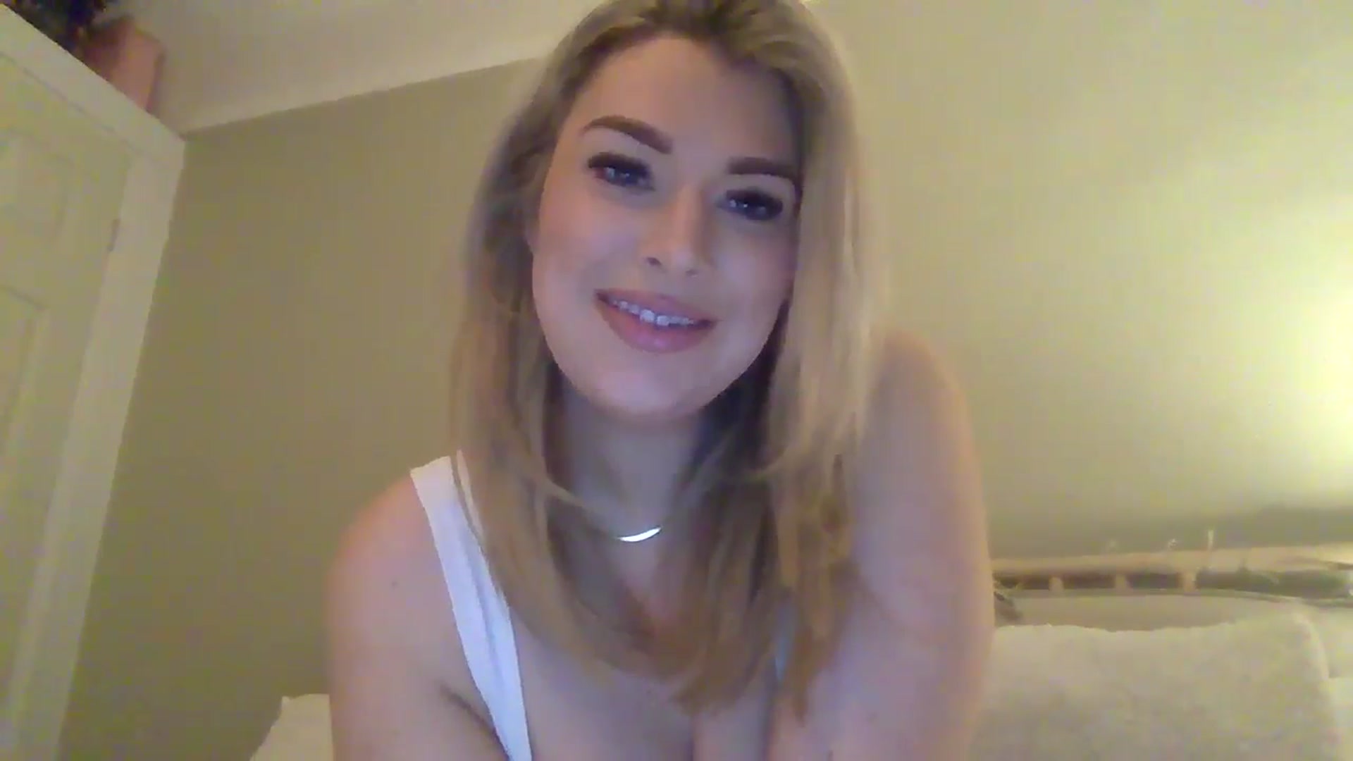 Gallery image thumbnail from Roxy_Reveals's myfreecams stream on, 04/06/2025, 21:07 image 10 of 20