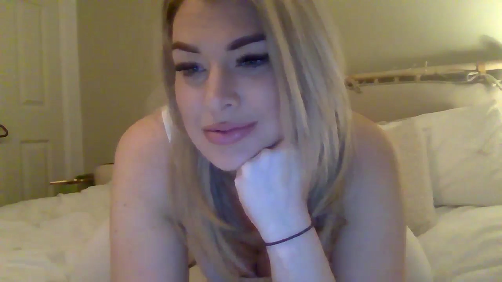 Gallery image thumbnail from Roxy_Reveals's myfreecams stream on, 04/06/2025, 21:07 image 8 of 20
