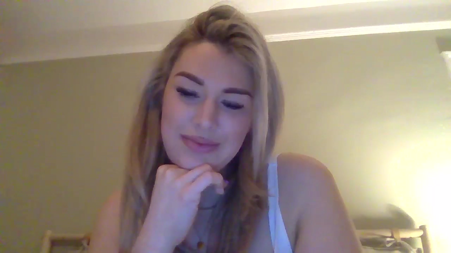 Gallery image thumbnail from Roxy_Reveals's myfreecams stream on, 04/06/2025, 22:25 image 20 of 20