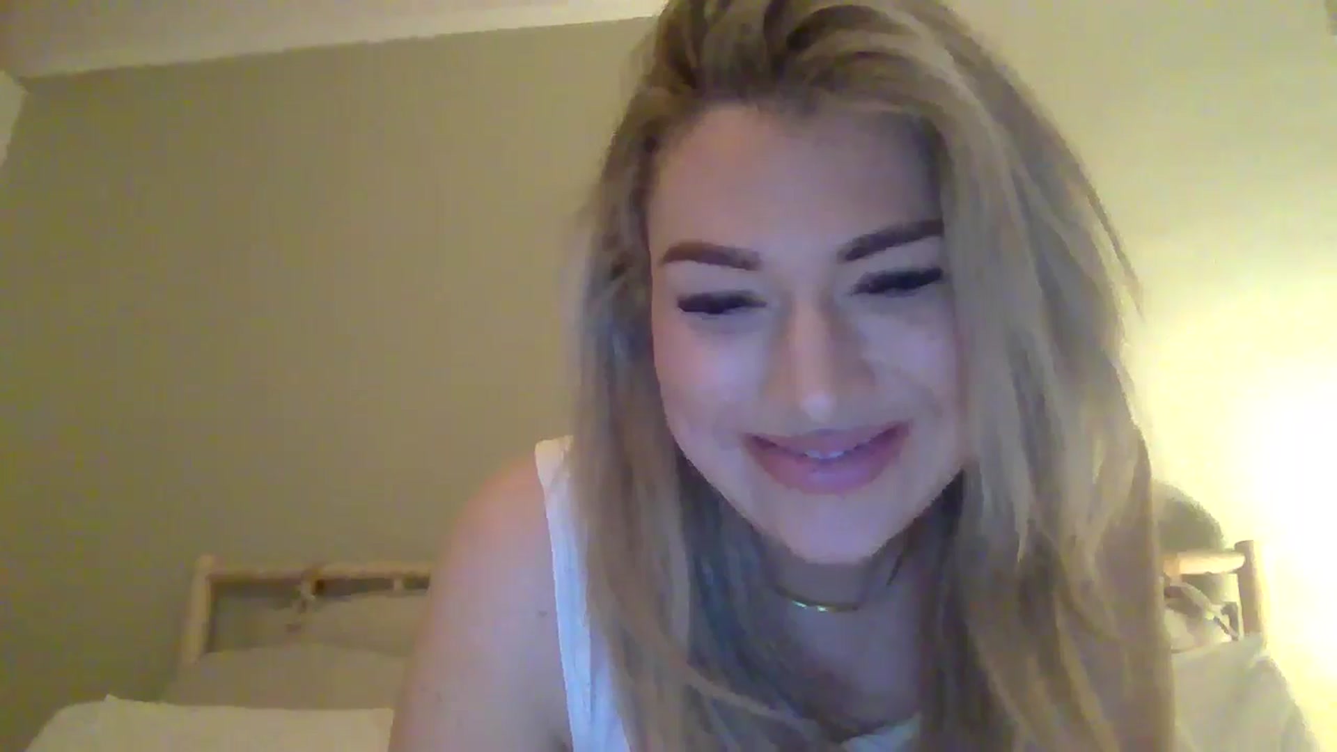 Gallery image thumbnail from Roxy_Reveals's myfreecams stream on, 04/06/2025, 22:25 image 7 of 20