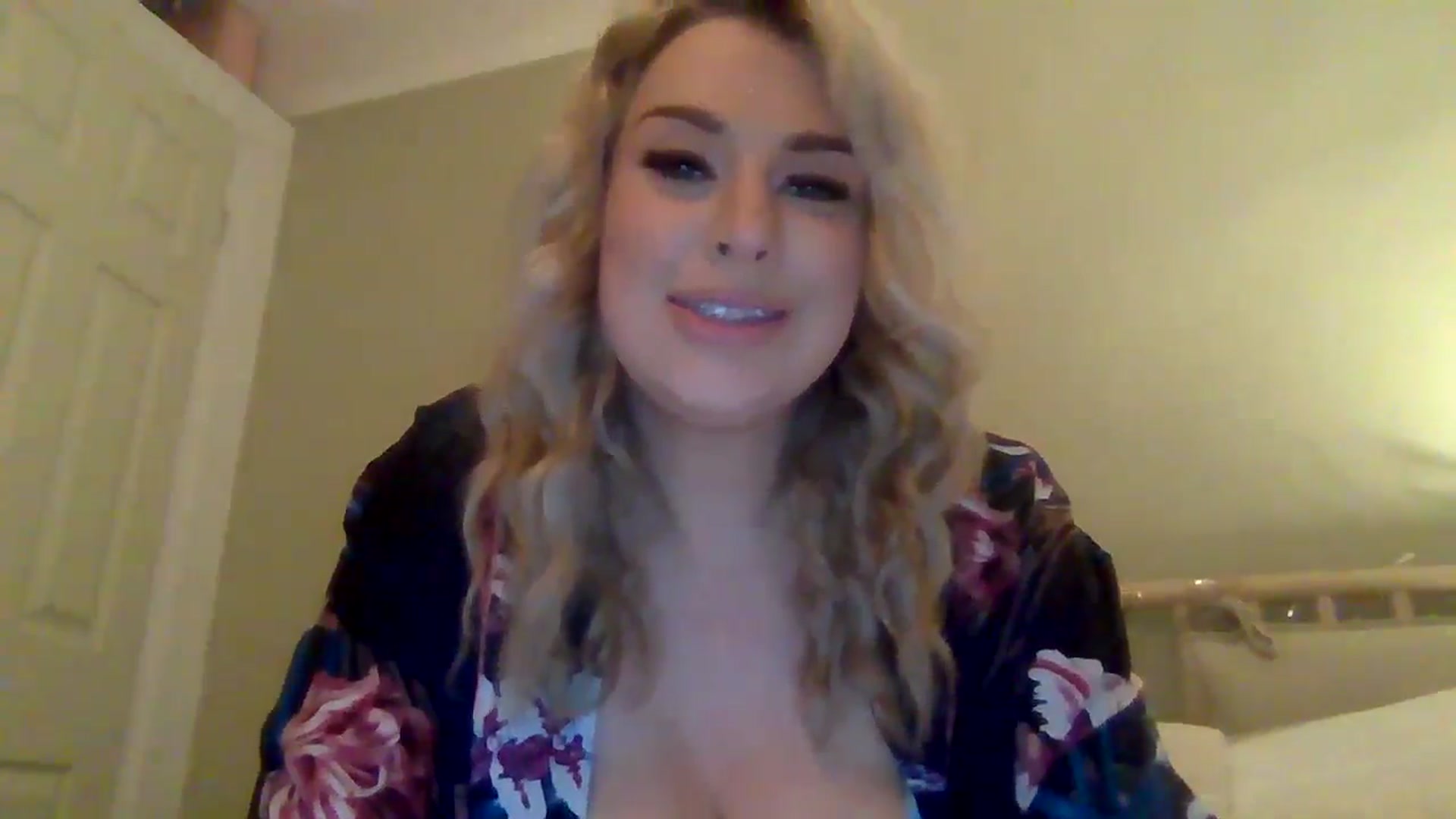Gallery image thumbnail from Roxy_Reveals's myfreecams stream on, 04/15/2025, 20:37 image 18 of 20