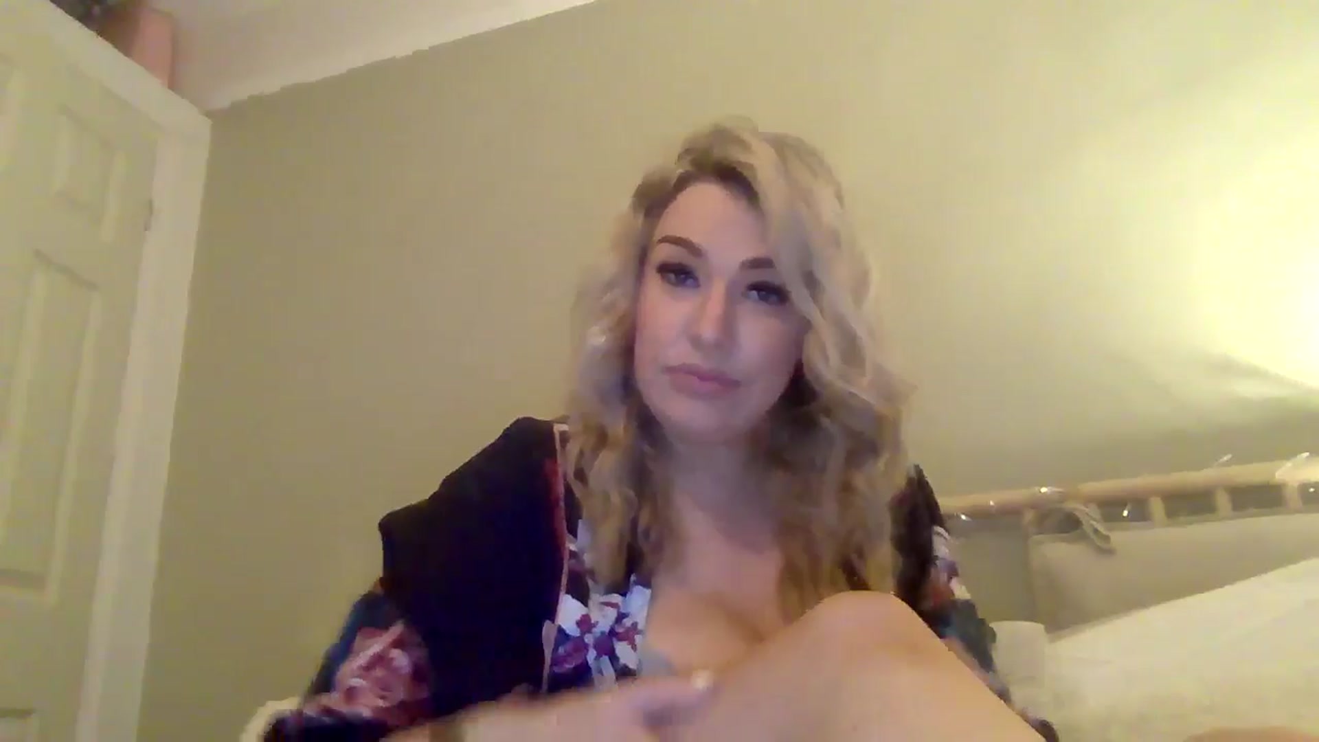 Gallery image thumbnail from Roxy_Reveals's myfreecams stream on, 04/15/2025, 20:37 image 17 of 20